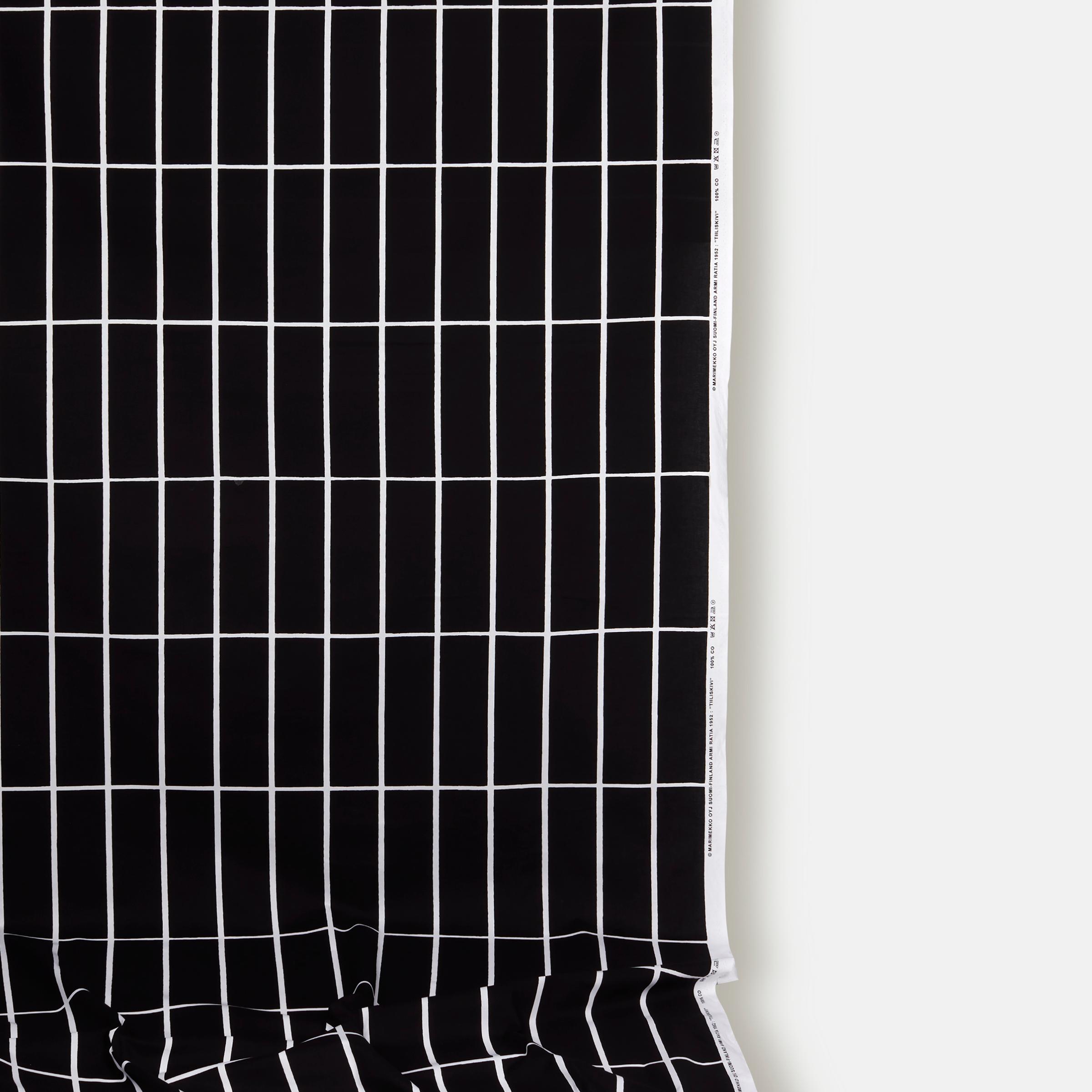 Kangas musta-valkoisella Tiiliskivi kuviolla.