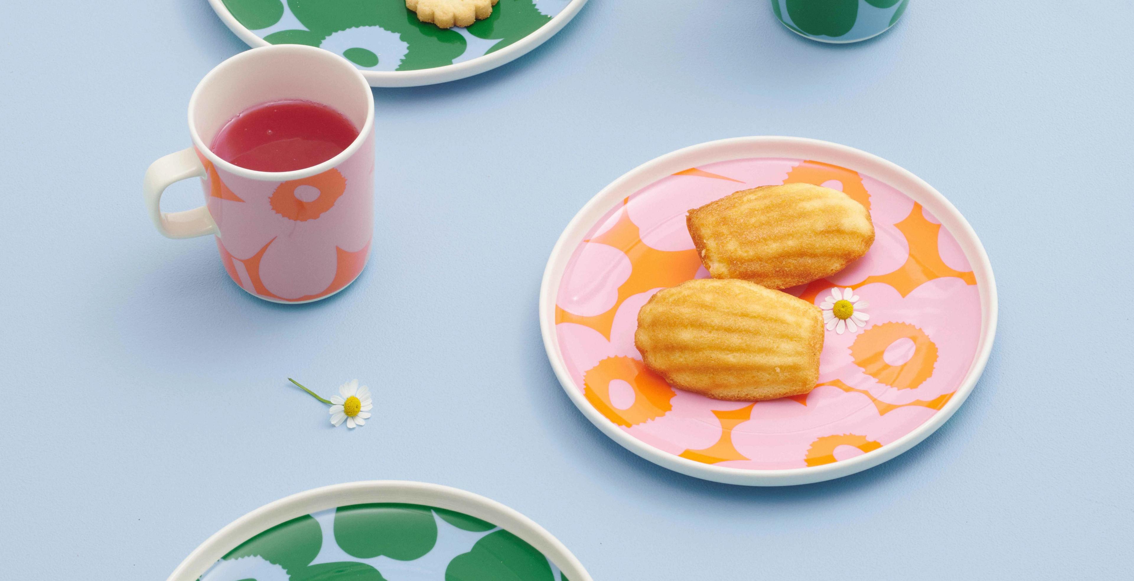 Oiva mugs and plates in green, blue, orange and pink Unikko print.
