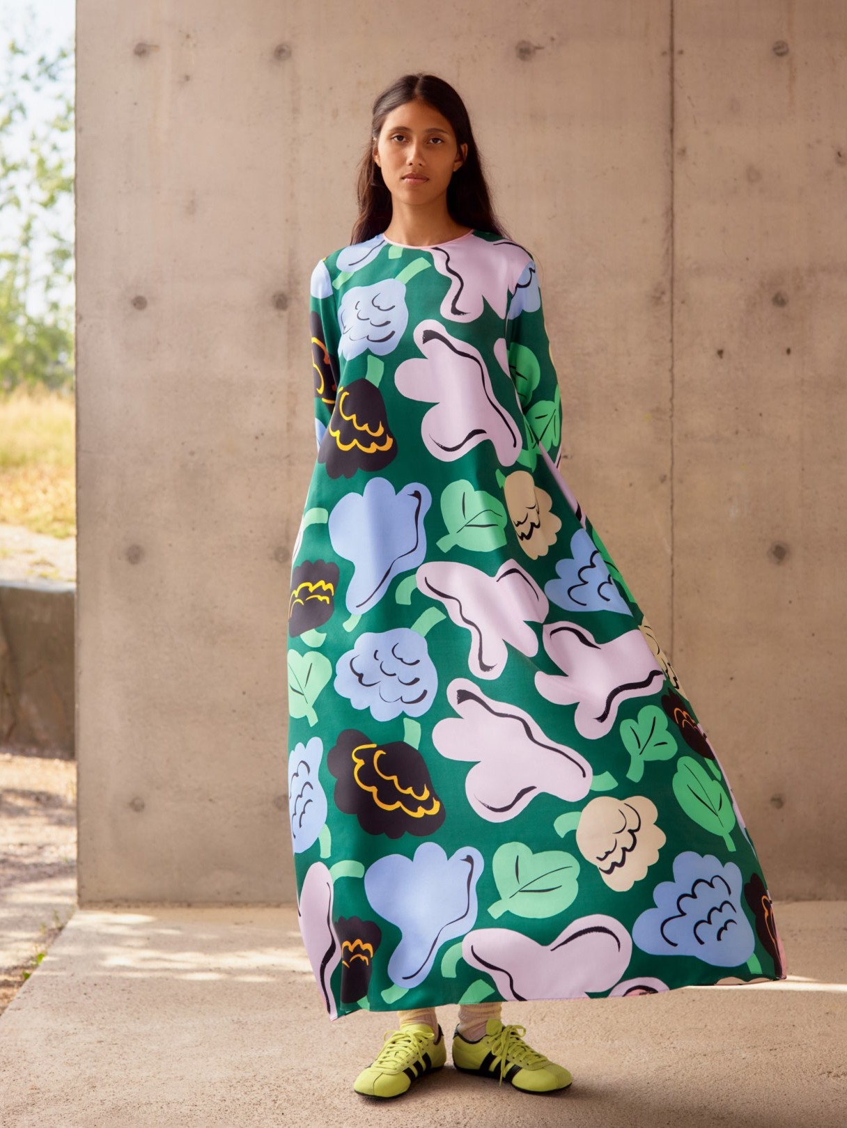 Malleilla yllään mekot, joissa Kukasta kukkaan-kuosi.