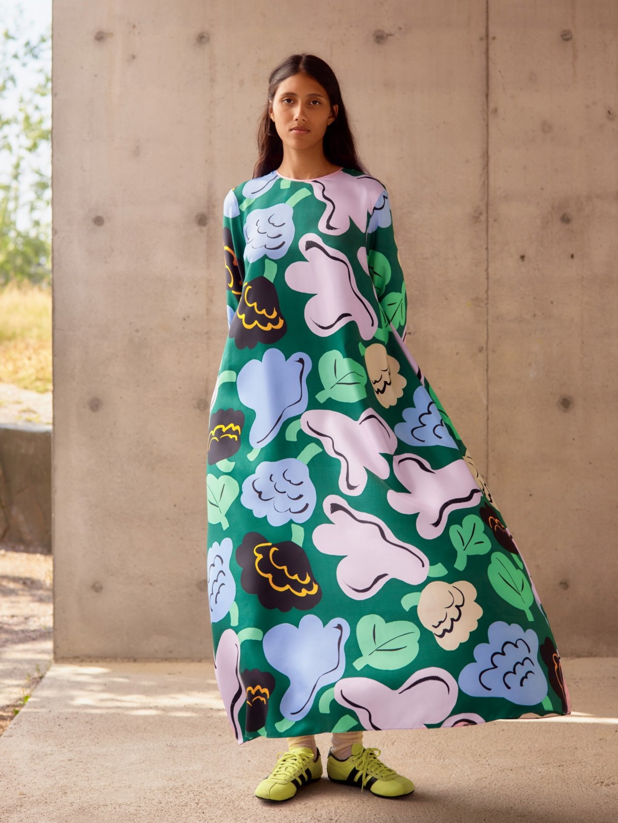 Models wearing dresses with Kukasta kukkaan pattern.