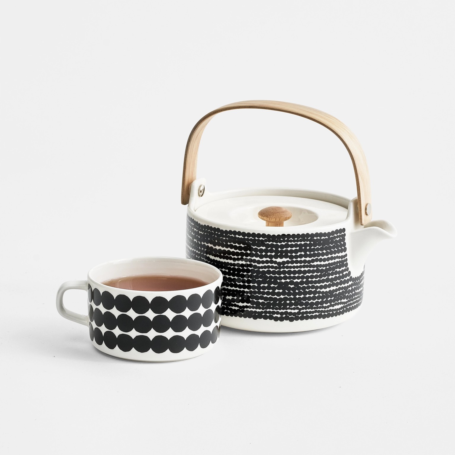 Oiva tea pot in Siirtolapuutarha pattern.