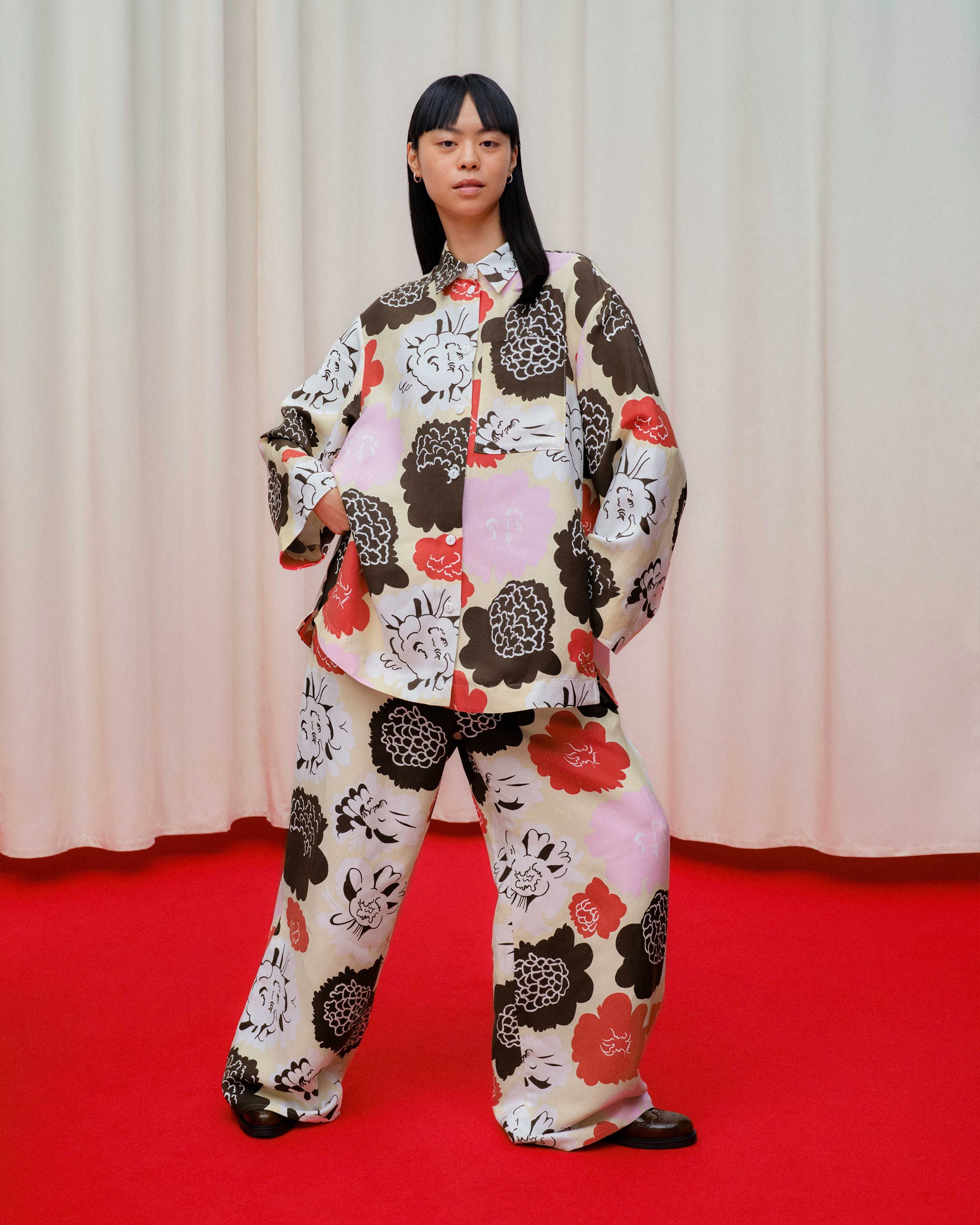 Model wearing Kammeta coat and Muotti trousers in Pioni pattern.