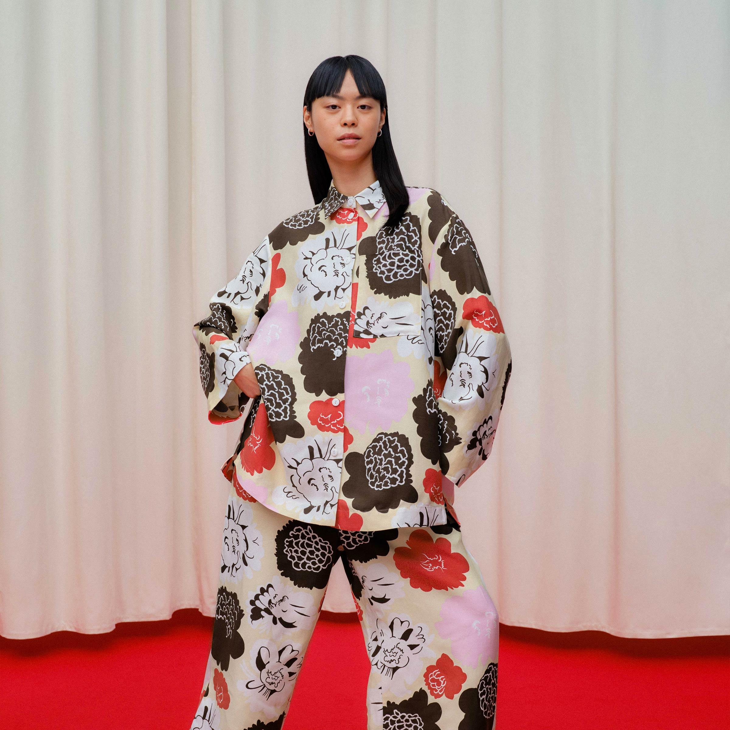 Model wearing Kammeta coat and Muotti trousers in Pioni pattern.