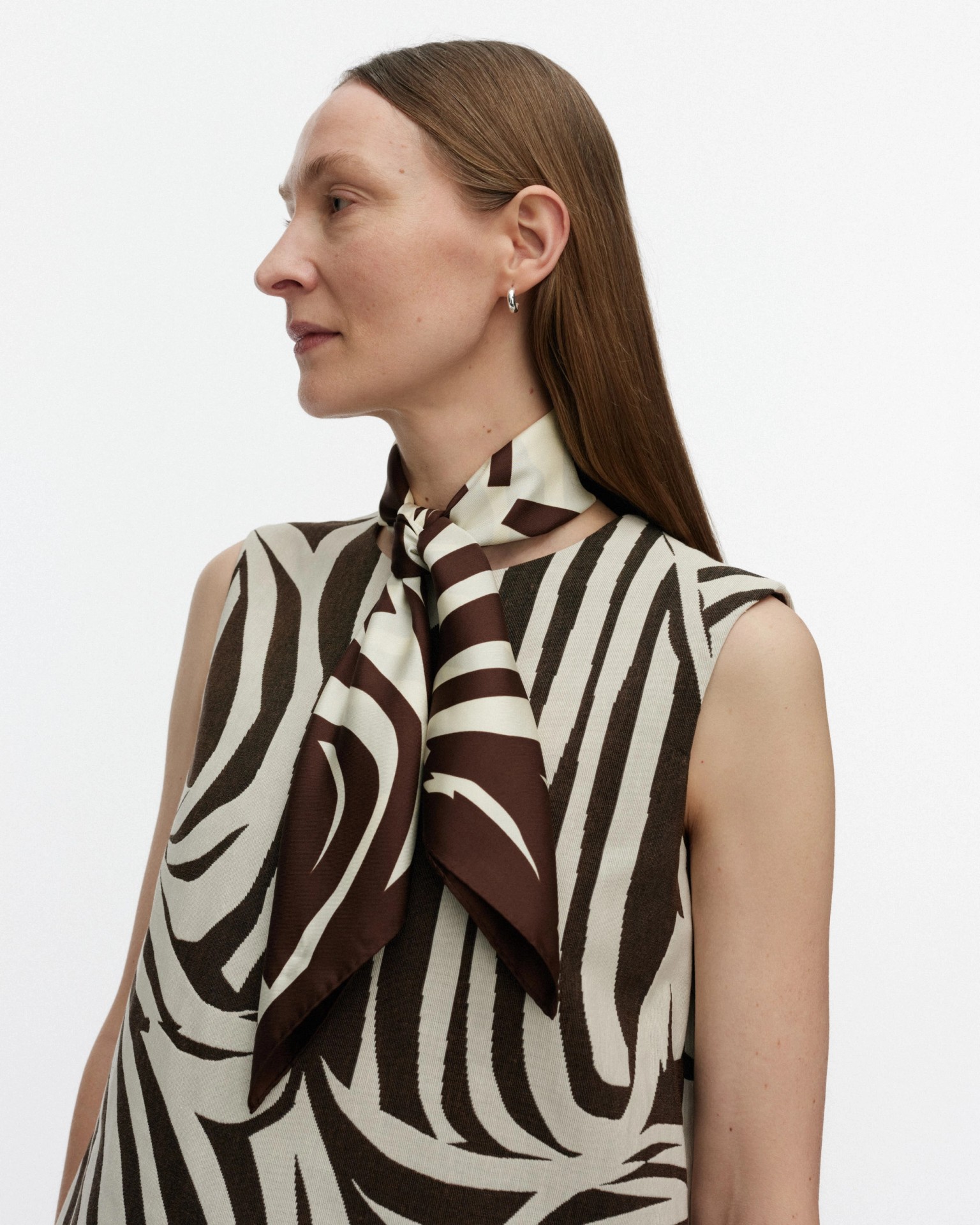 Lauhtua Jokuraita, Scarf, dark brown, off white,