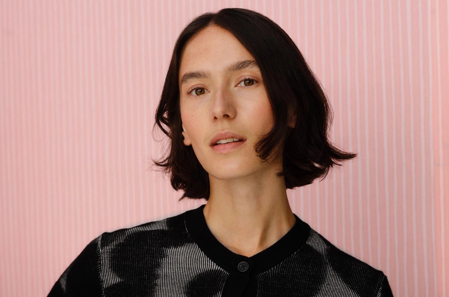 Model wearing Innoittaa cardigan in Unikko print.