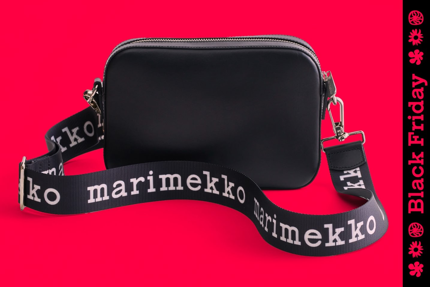 Musta Gratha-laukku punaista taustaa vasten ja Black Friday -teksti sivulla.