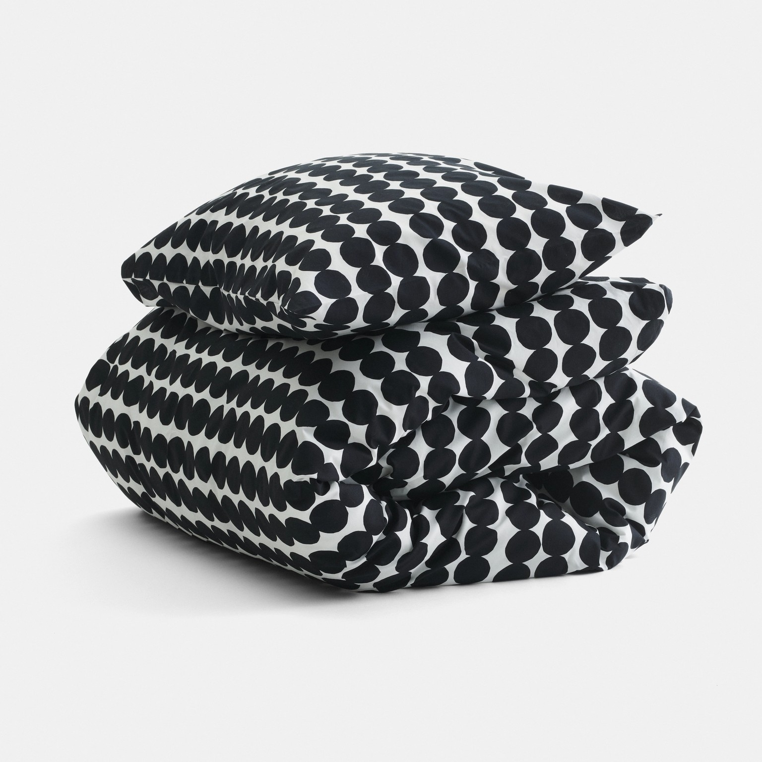 Black and white bed linen with Räsymatto pattern.
