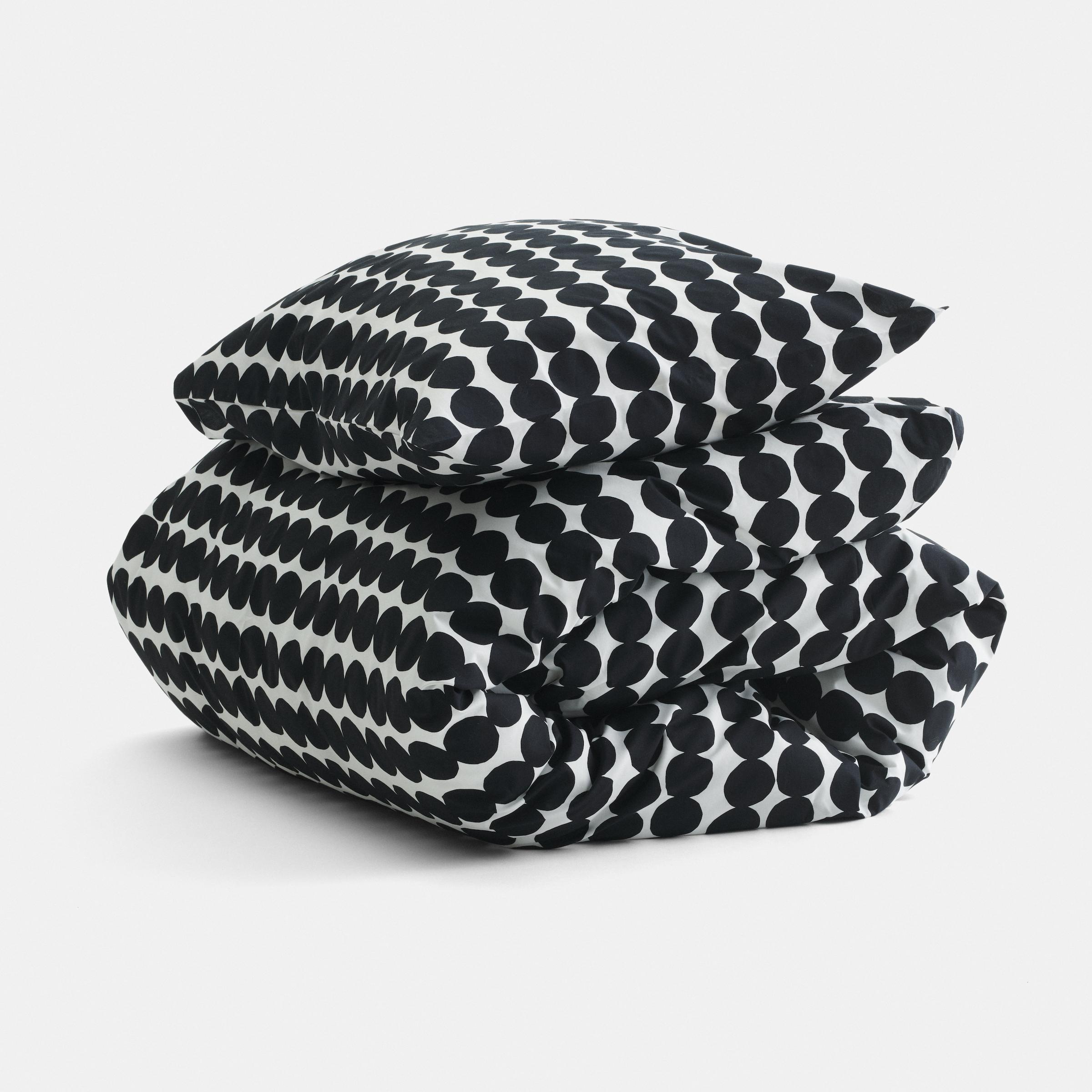 Mustavalkoiset lakanat Räsymatto-kuosissa.