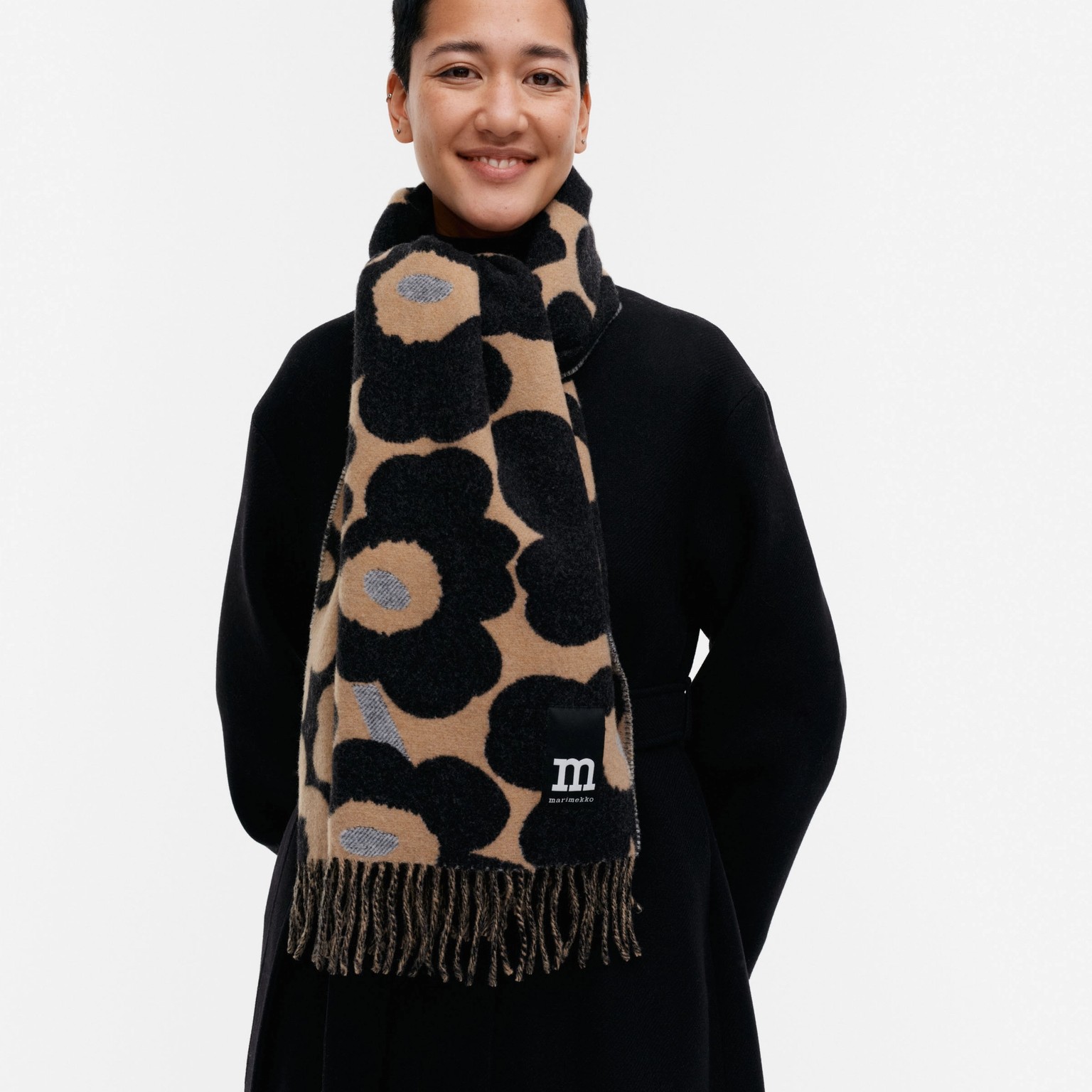 Savut wool scarf in Unikko pattern.