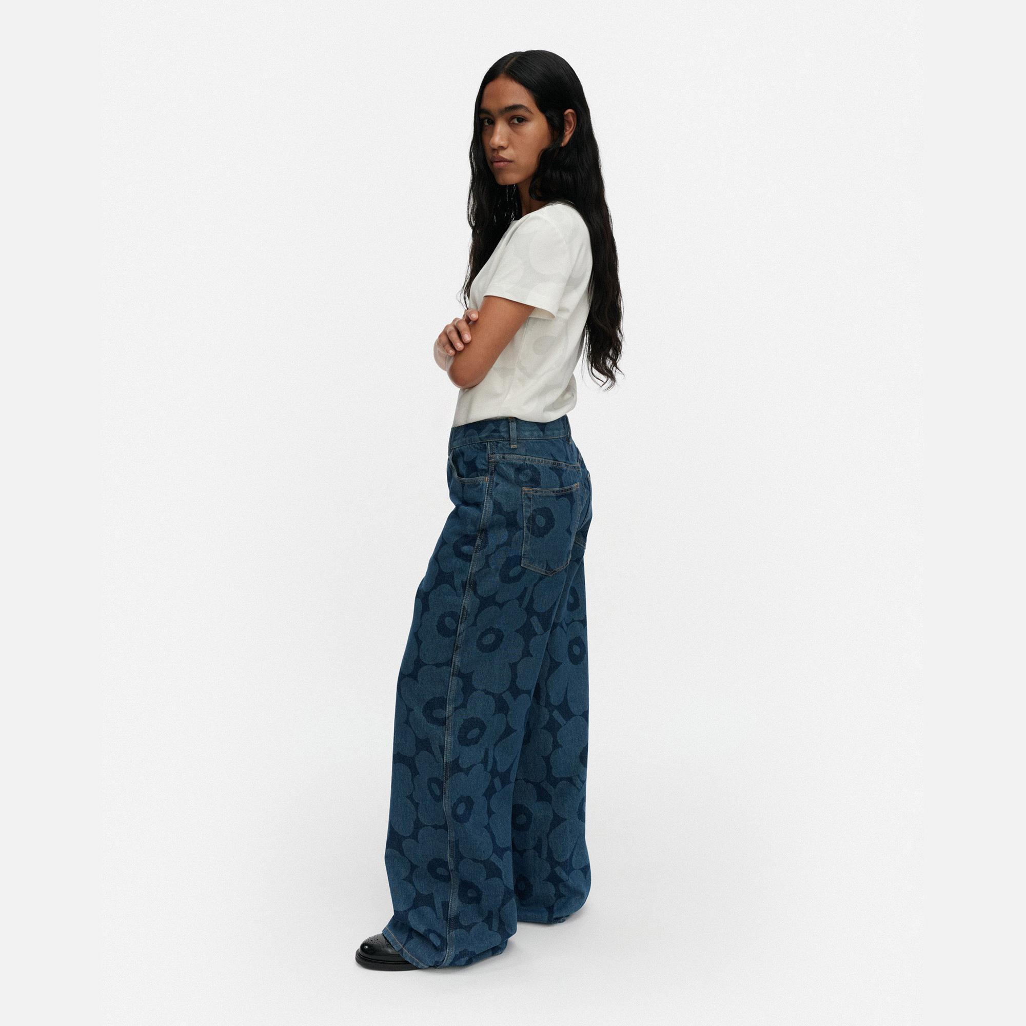 Mannequin portant un haut blanc et un jean ample Marimekko Maridenim Unikko.