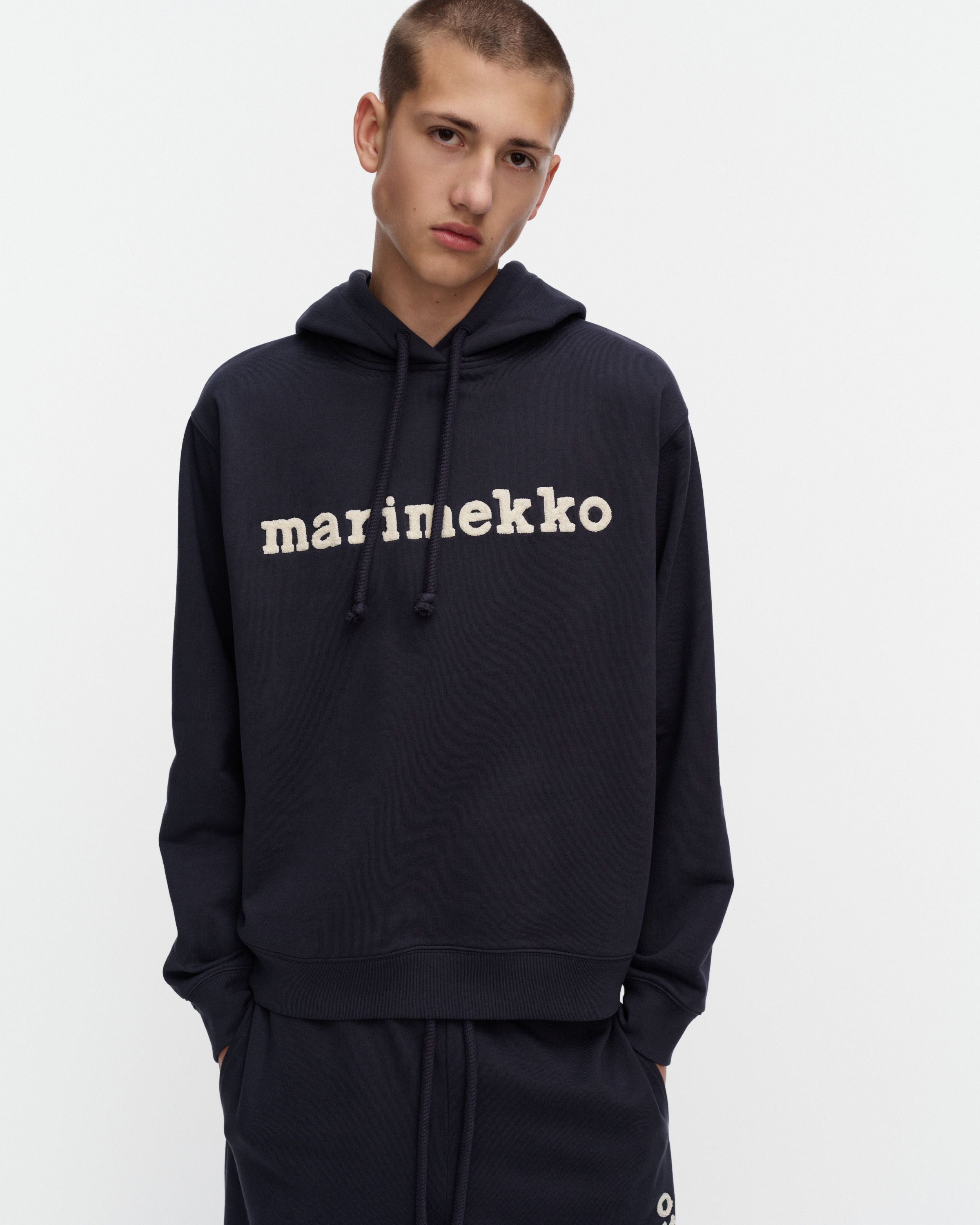 marimekko フード付きコート （日本のMサイズくらい） Skripti Logo Placement Kioski hoodie dark navy, off white | Marimekko