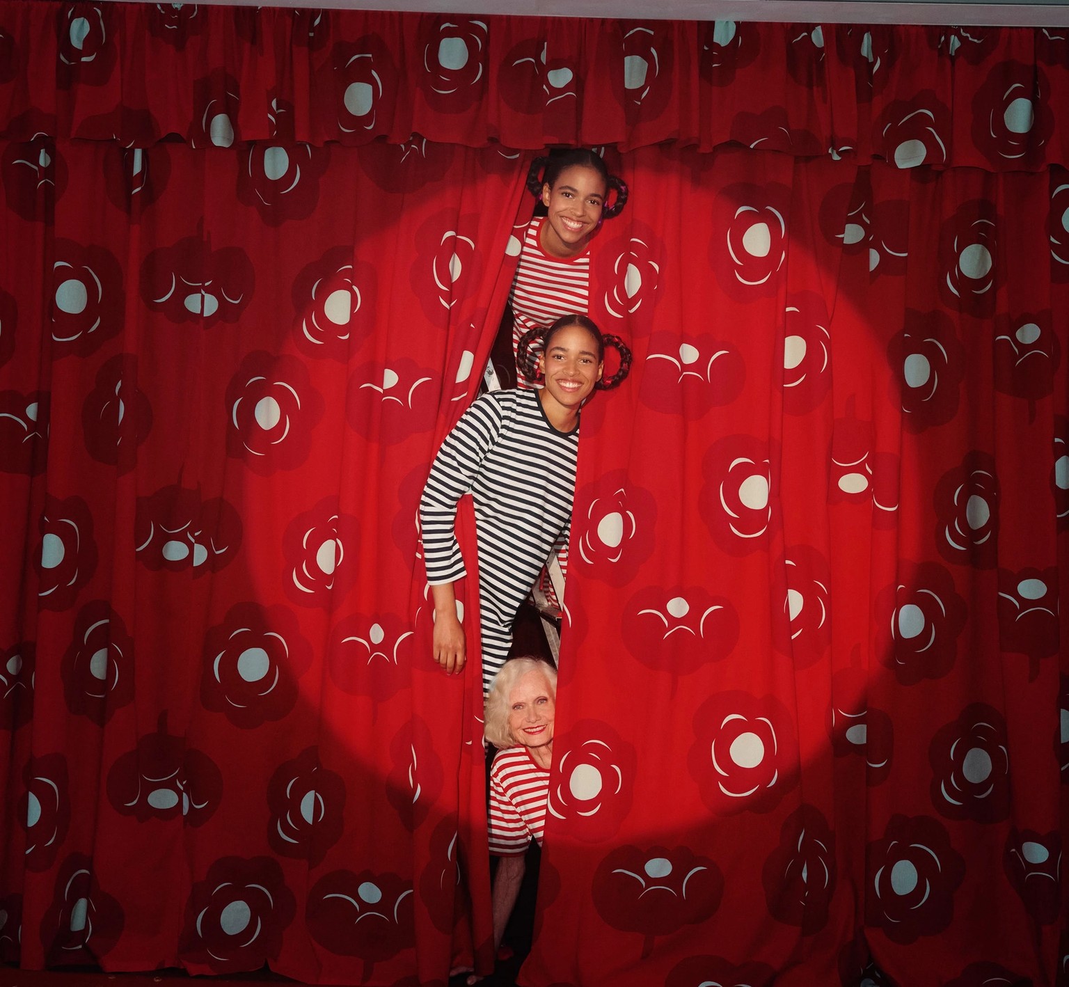 Malleilla päällä Tasaraita-mekkoja