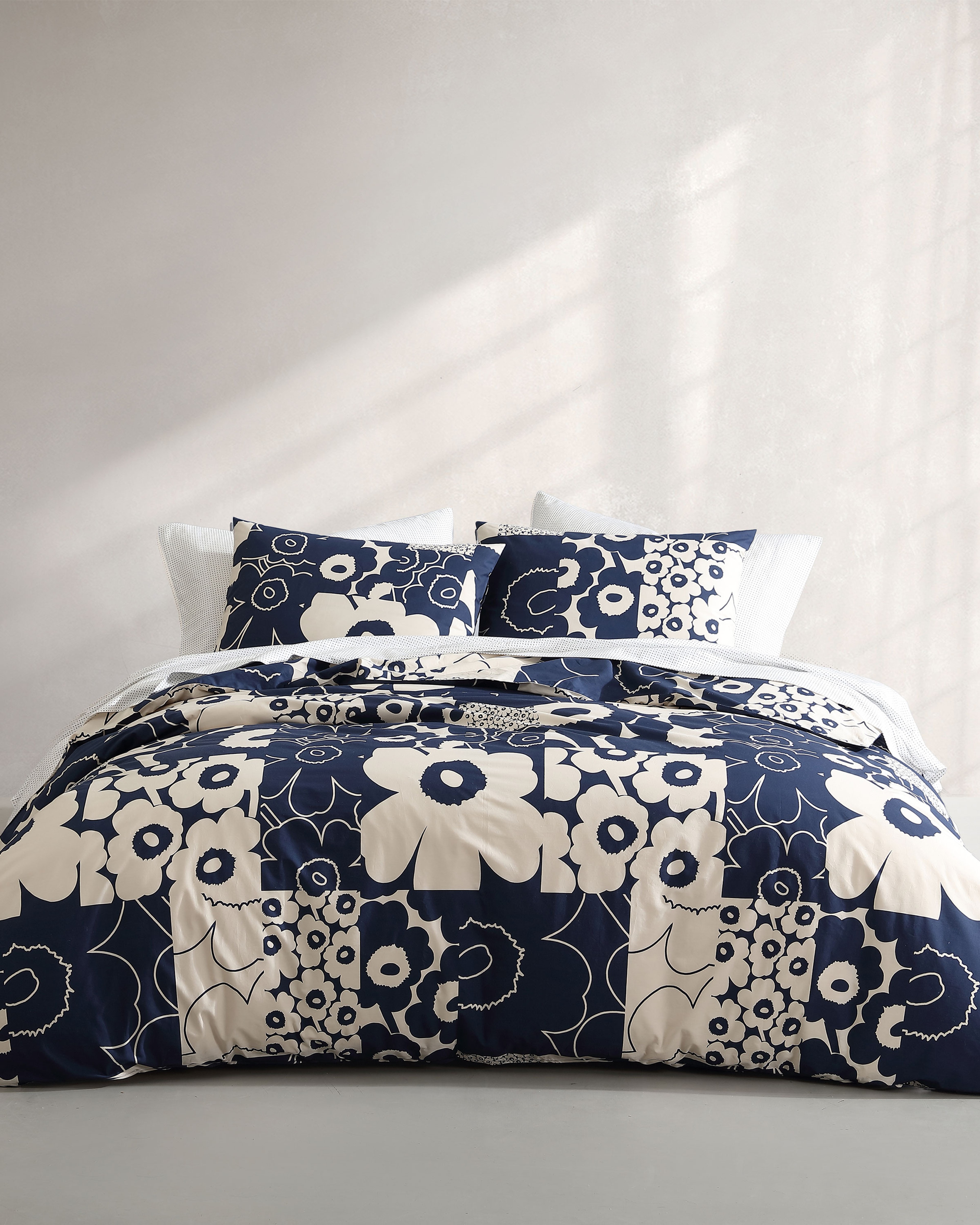 Unikko Kollaasi King, Duvet cover and sham set, off white, dk.blue,