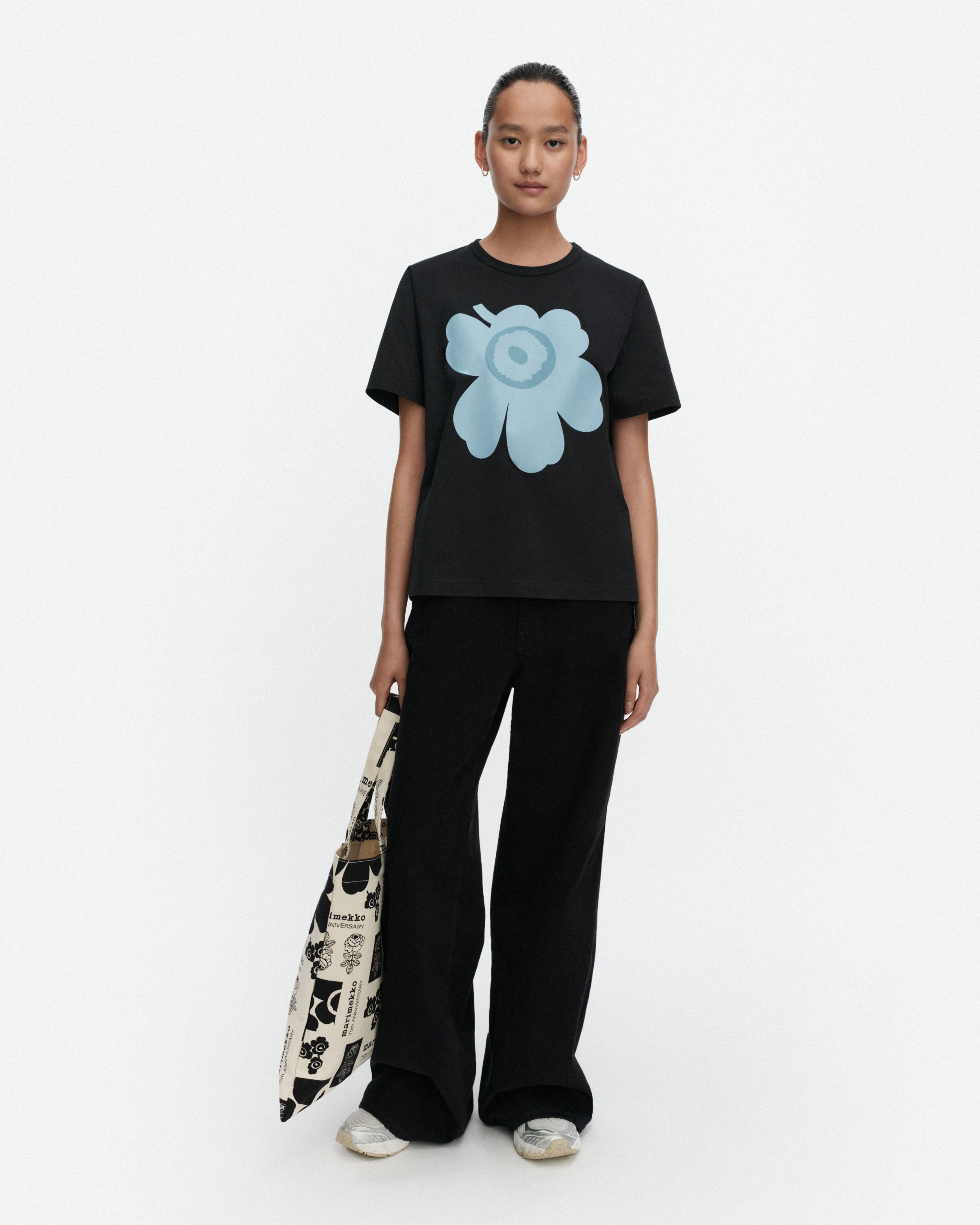 Ae Erna Unikko Placement, Kioski t-shirt, black, light blue,