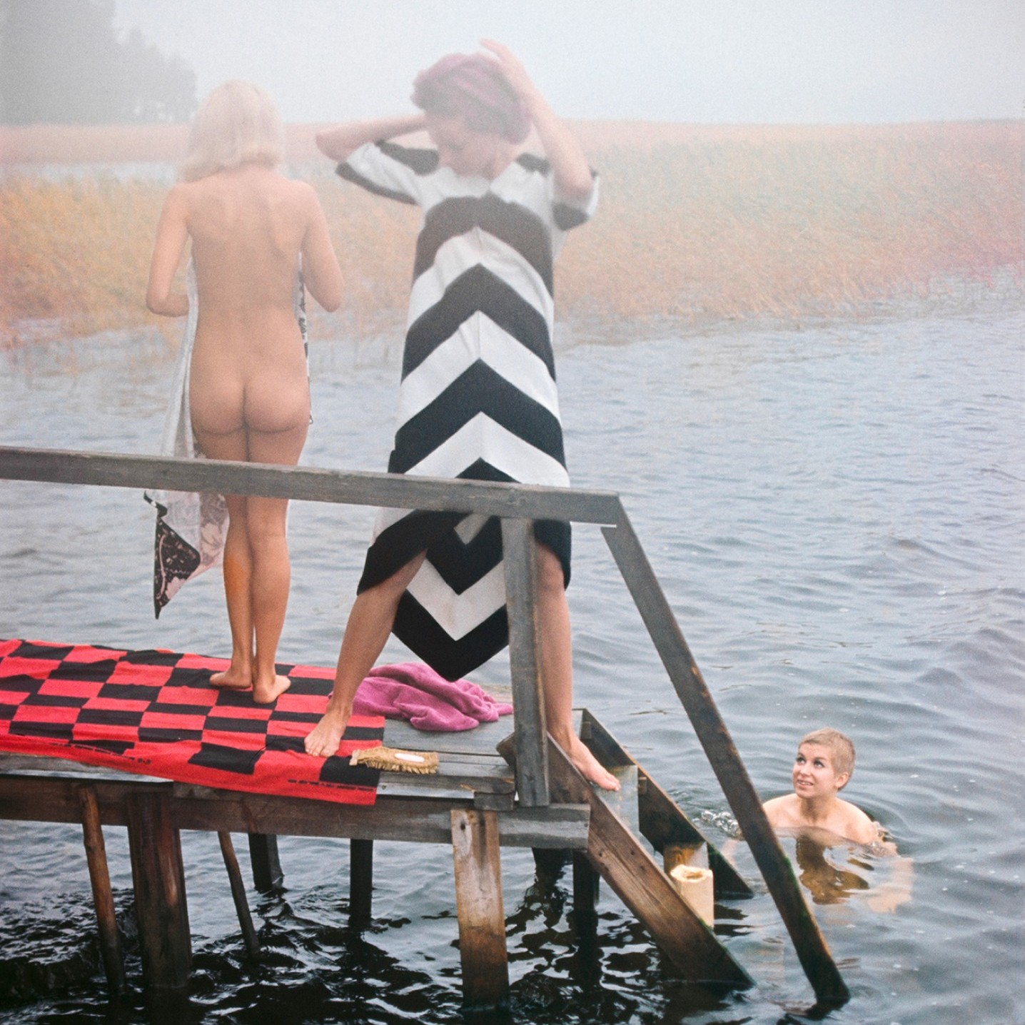 Foto von Tony Vaccaro von Menschen, die auf einem Pier stehen und schwimmen.