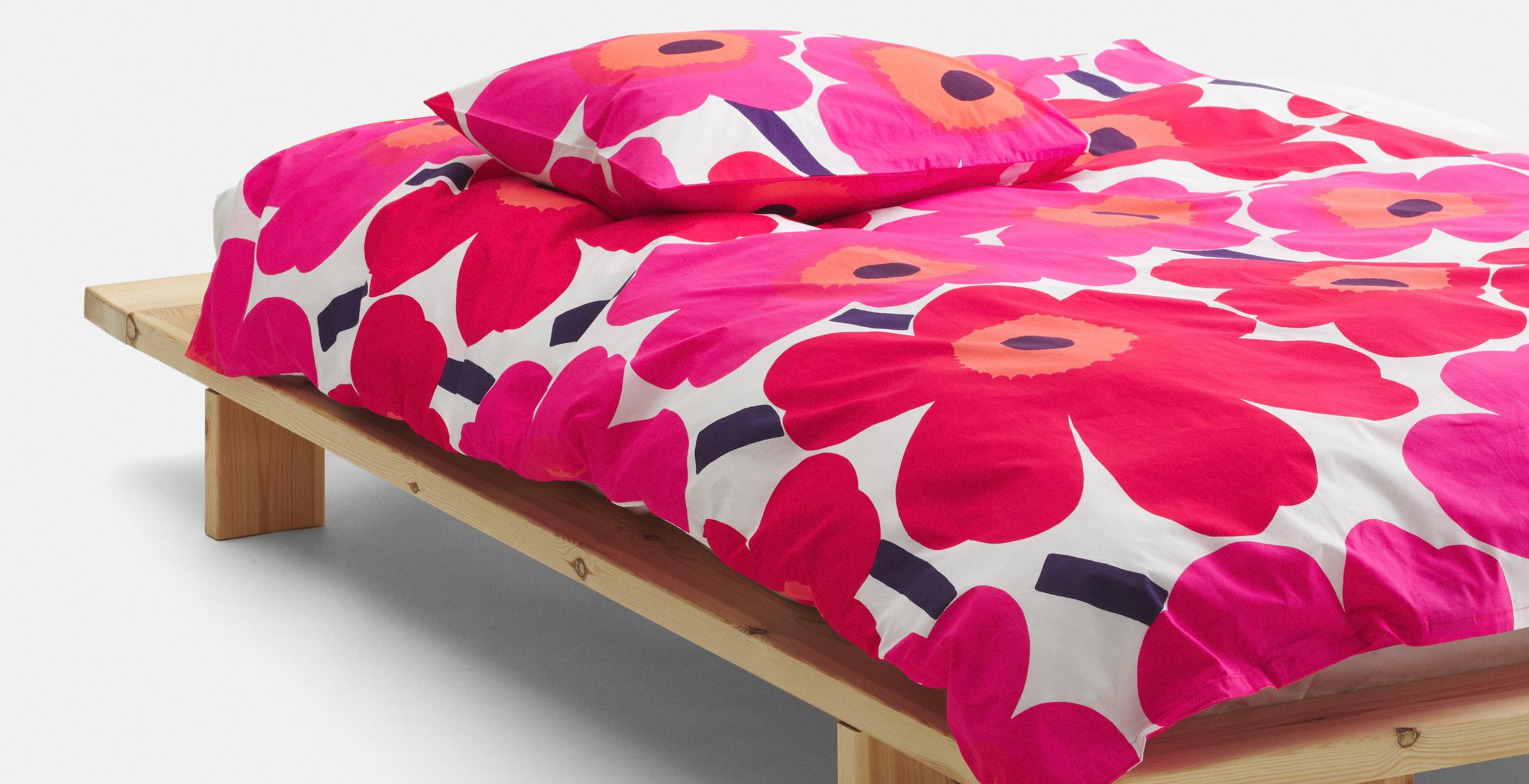 Bedding in Unikko pattern.