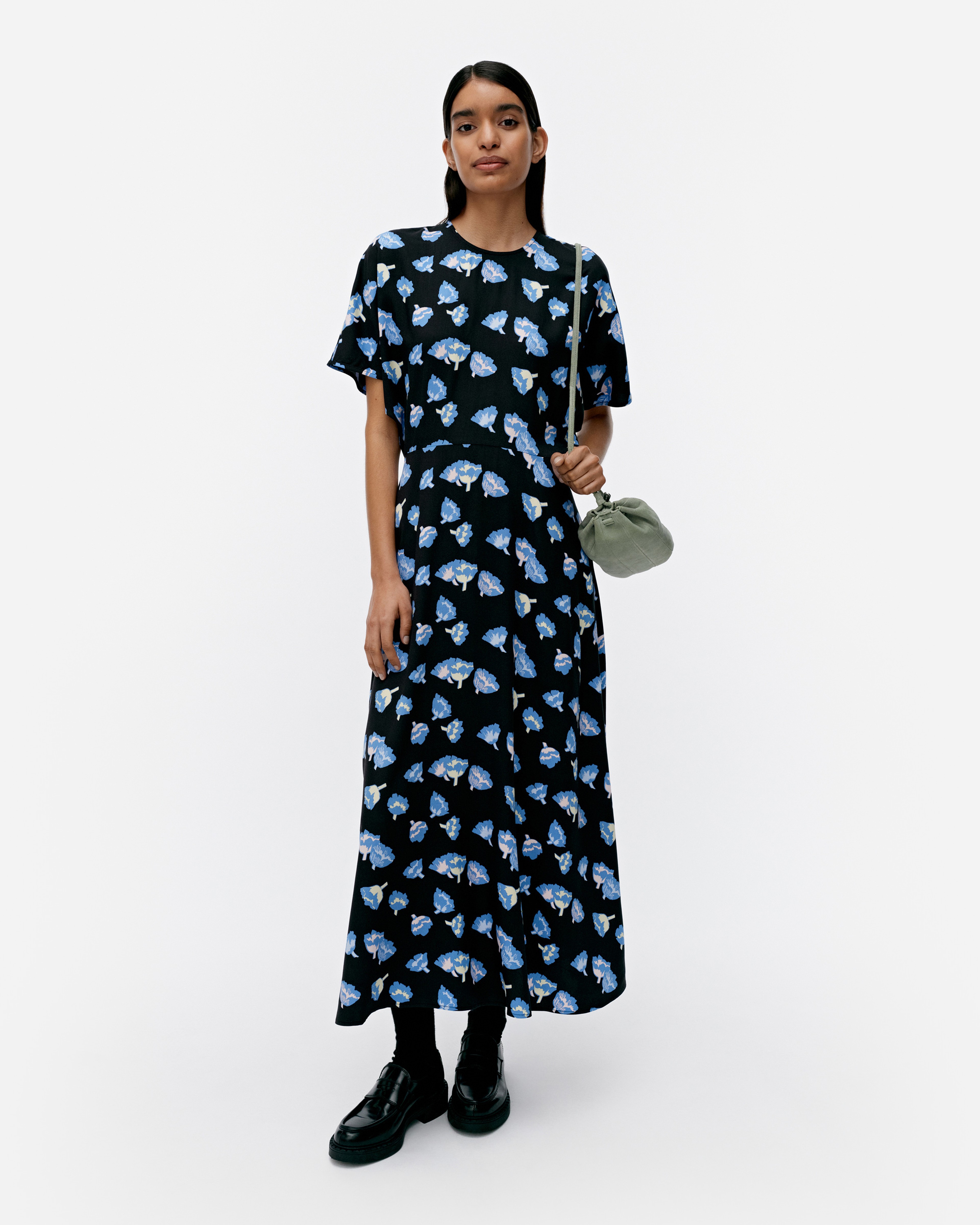 Heleä Suitsuke, Kleid, schwarz, blau, rosa,