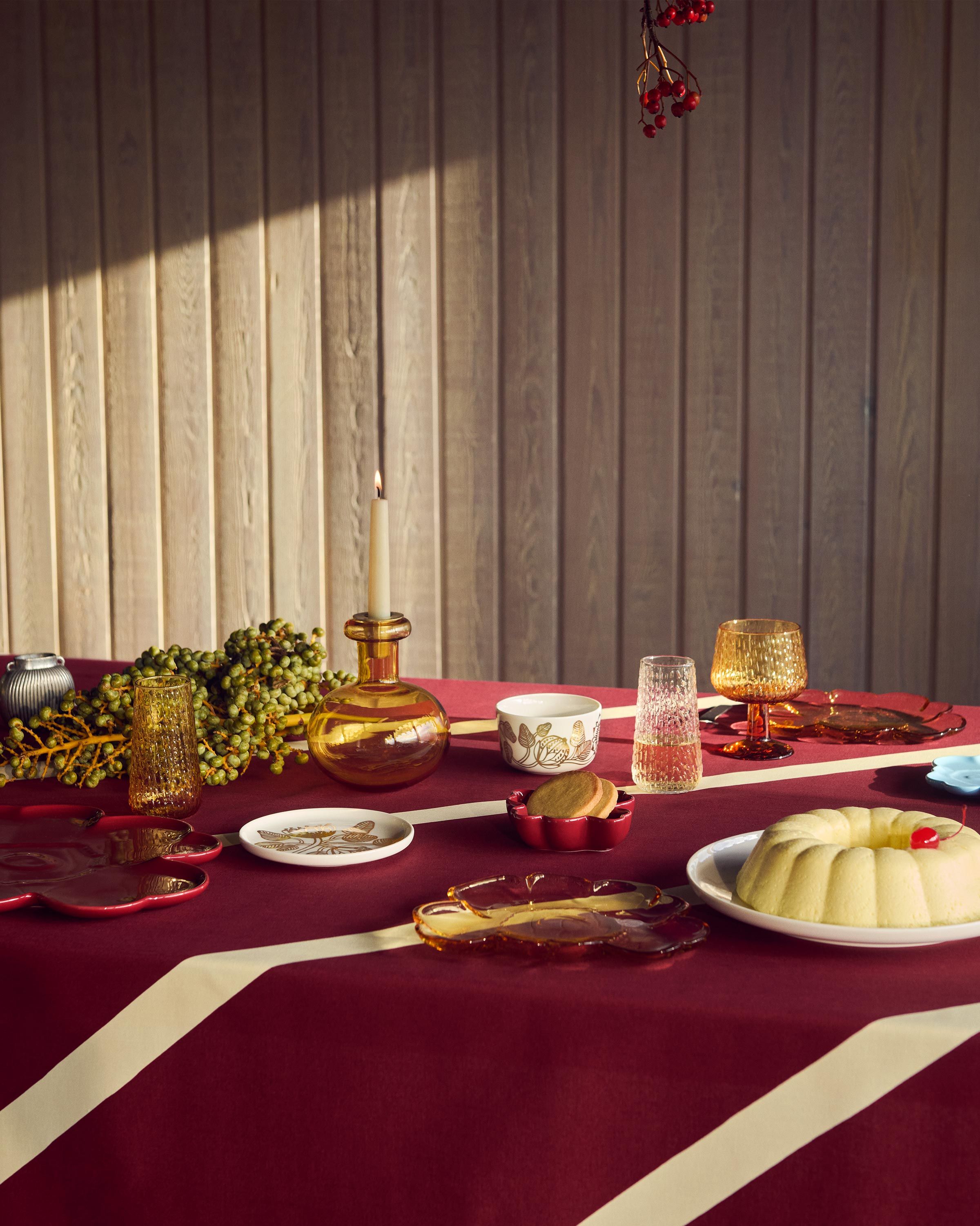 Jouluinen pöytäkattaus, jossa Basso-kuviollinen pöytäliina sekä Butticula kynttiläjalka.