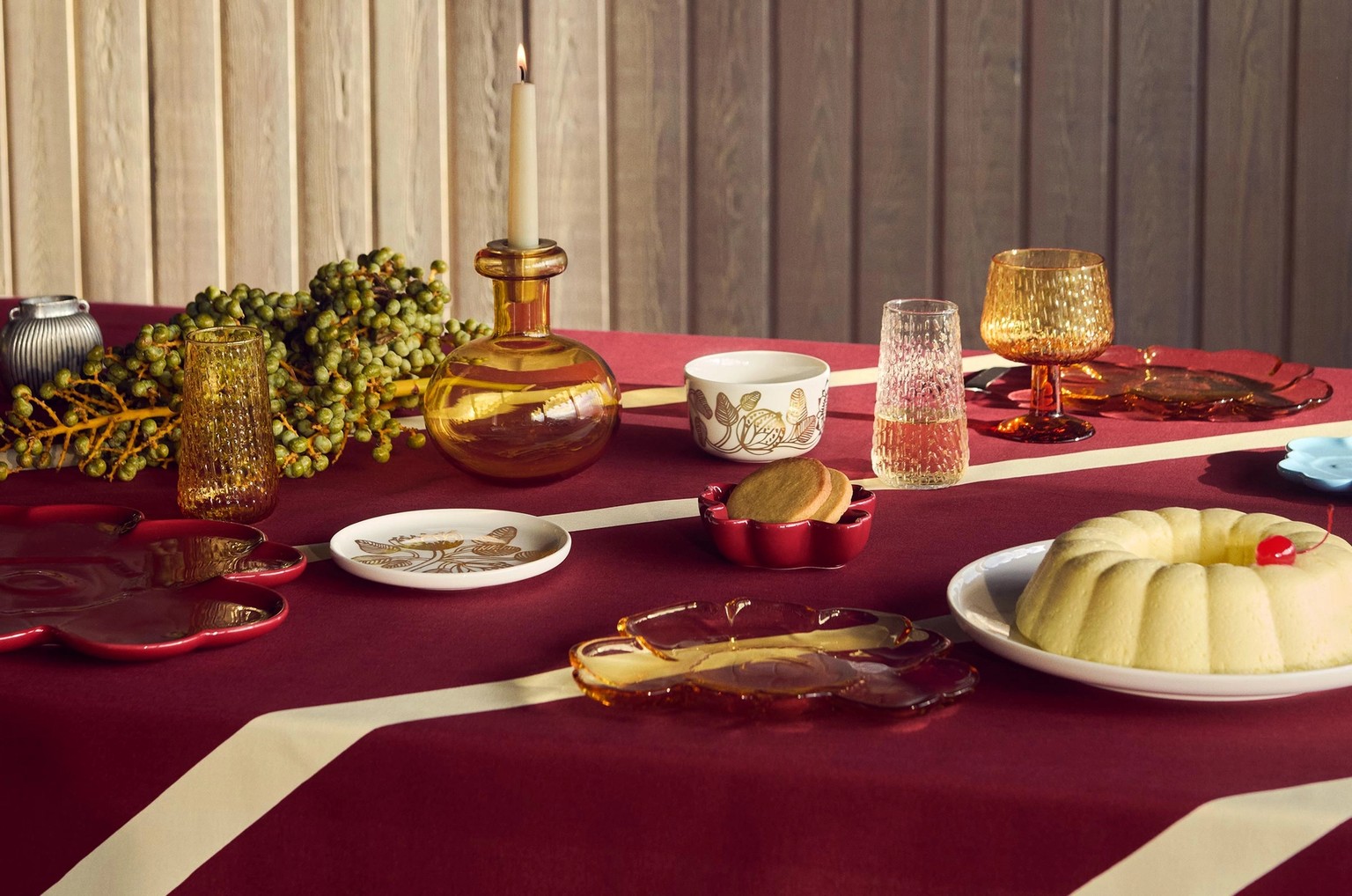 Festive tablsetting with Basso table cloth and Butticula candleholder.
