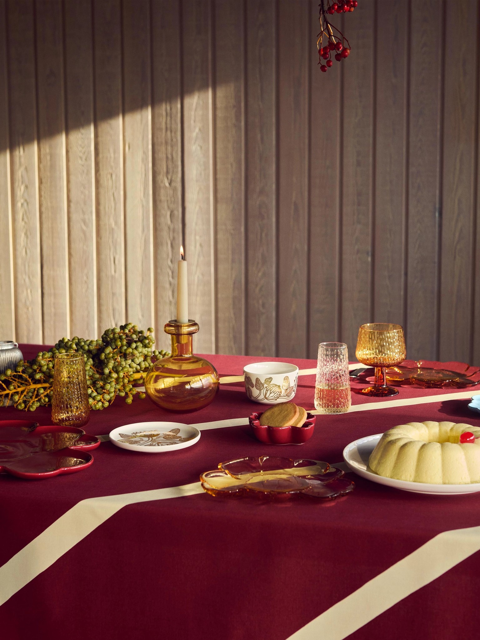 Festive tablsetting with Basso table cloth and Butticula candleholder.