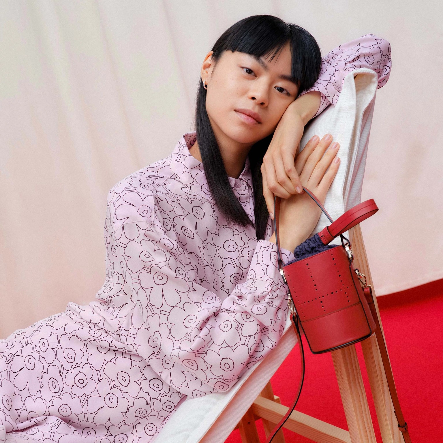 Model wearing Runsas shirt in Piirto Unikko print.