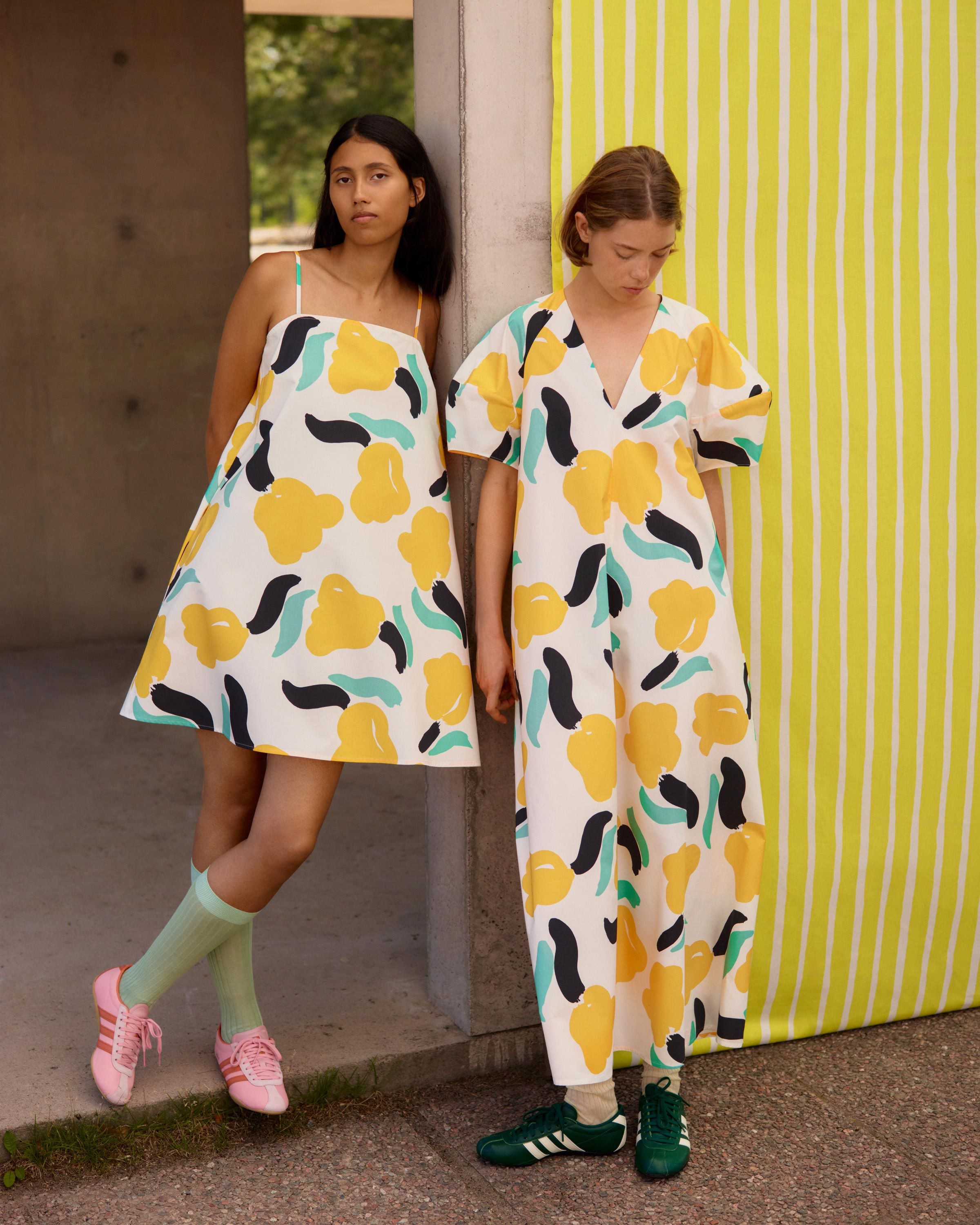 Models wearing Pelit dress and Taivut dress in Lemmitty print.