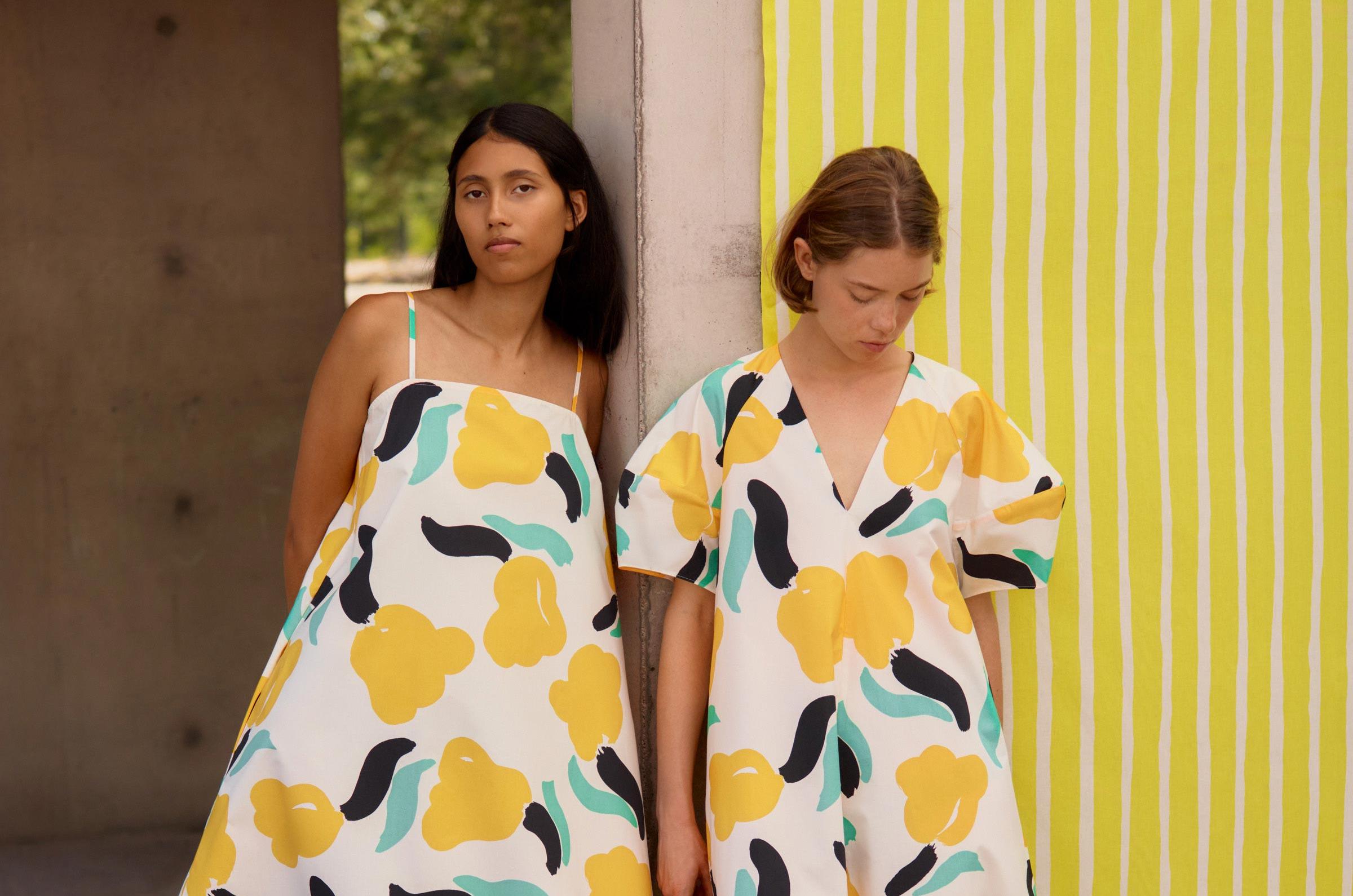 Models wearing Pelit dress and Taivut dress in Lemmitty print.