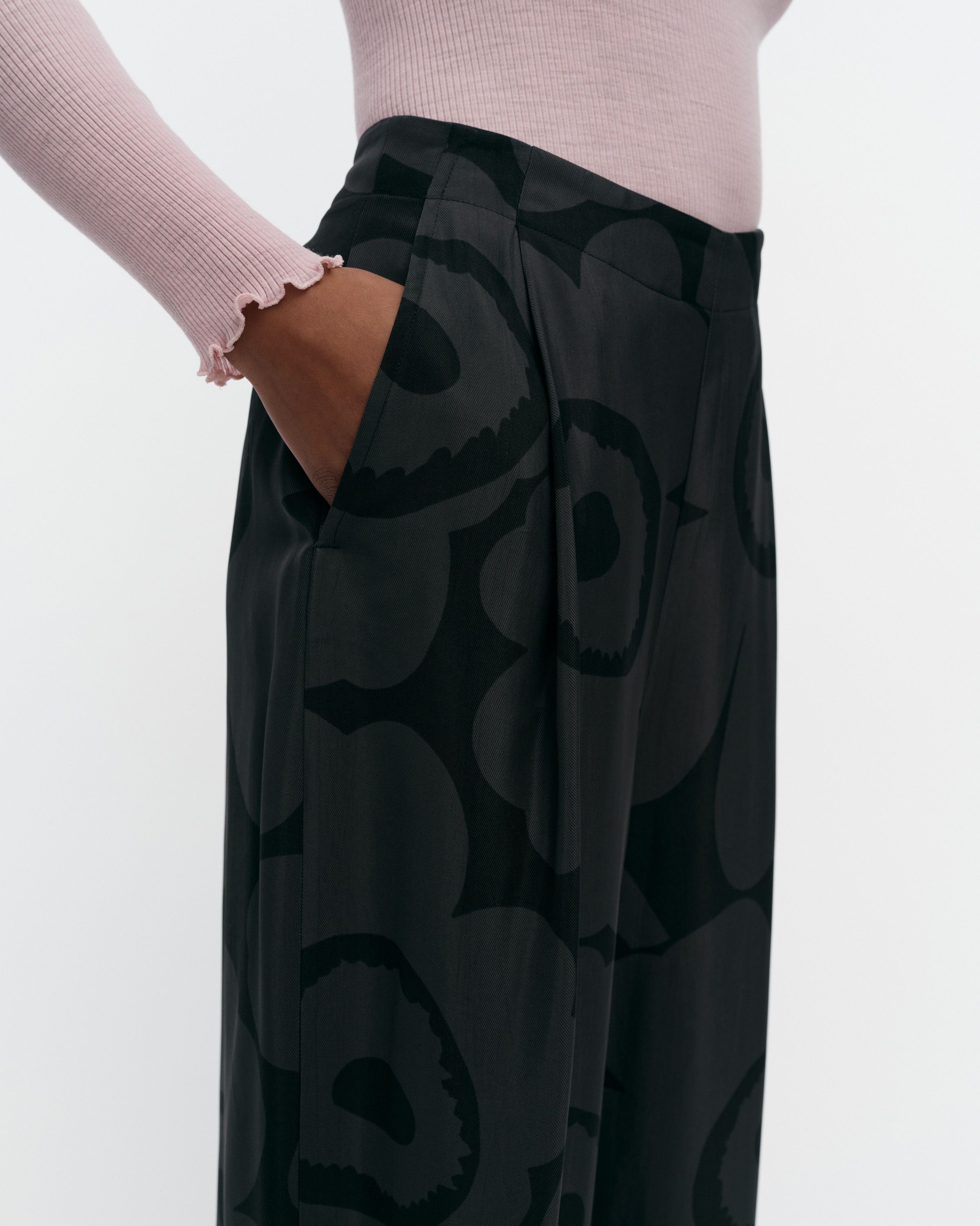 Nähtävyys Unikko Trousers black, dark grey | Marimekko