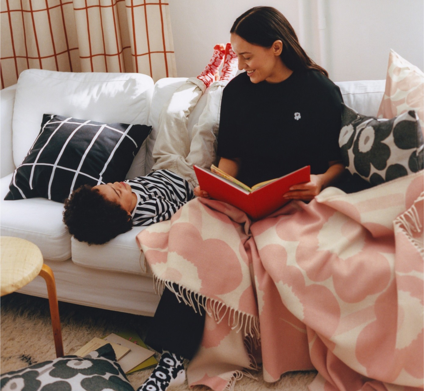 Livingroom decorated with Unikko blanket and Tiiliskivis cushion cover.