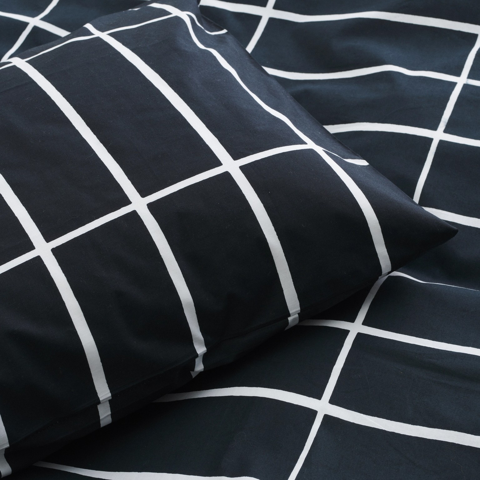 Black and white bed linen in Tiiliskivi pattern.