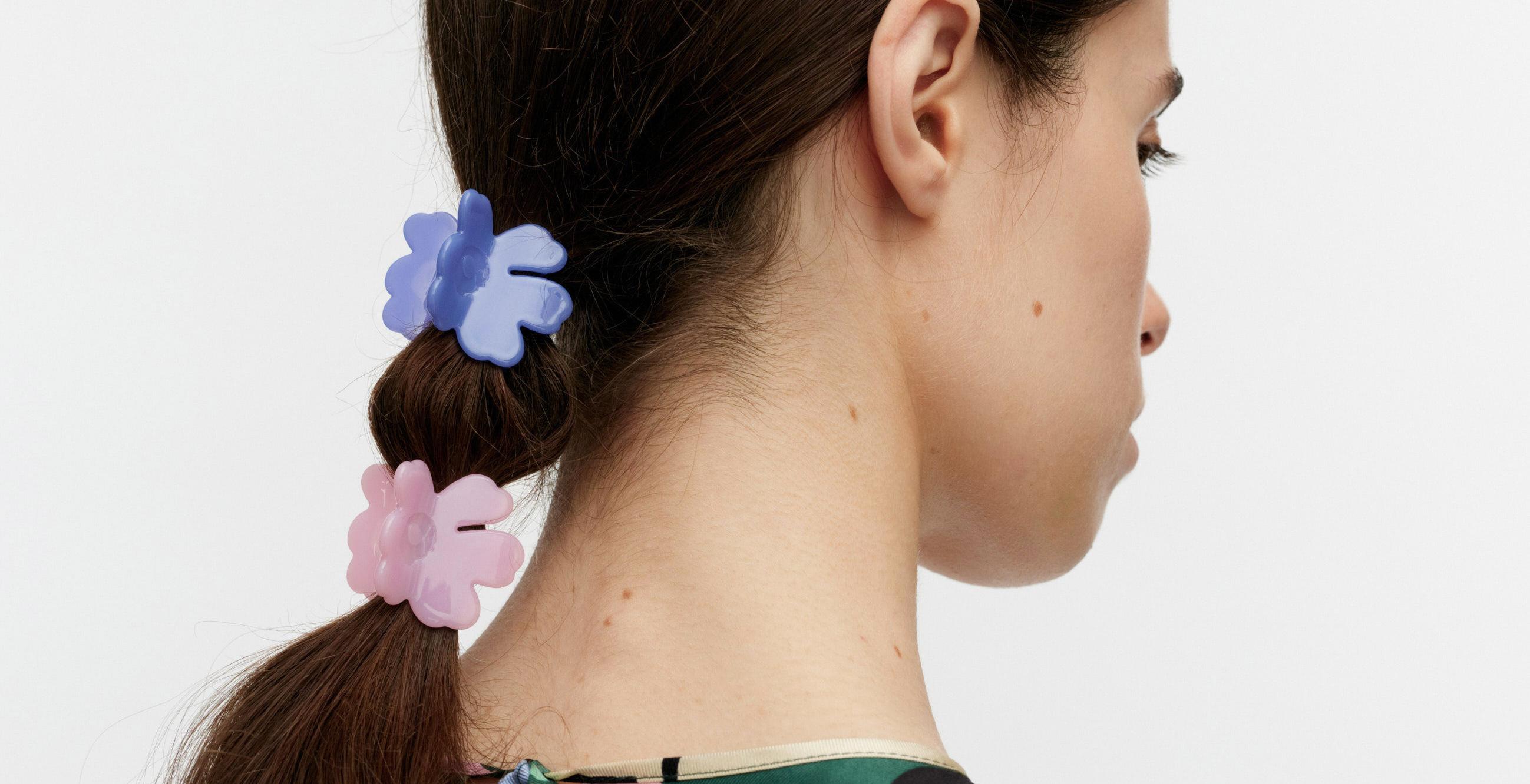 Model wearing purple and pink Nano Unikko hair clips.