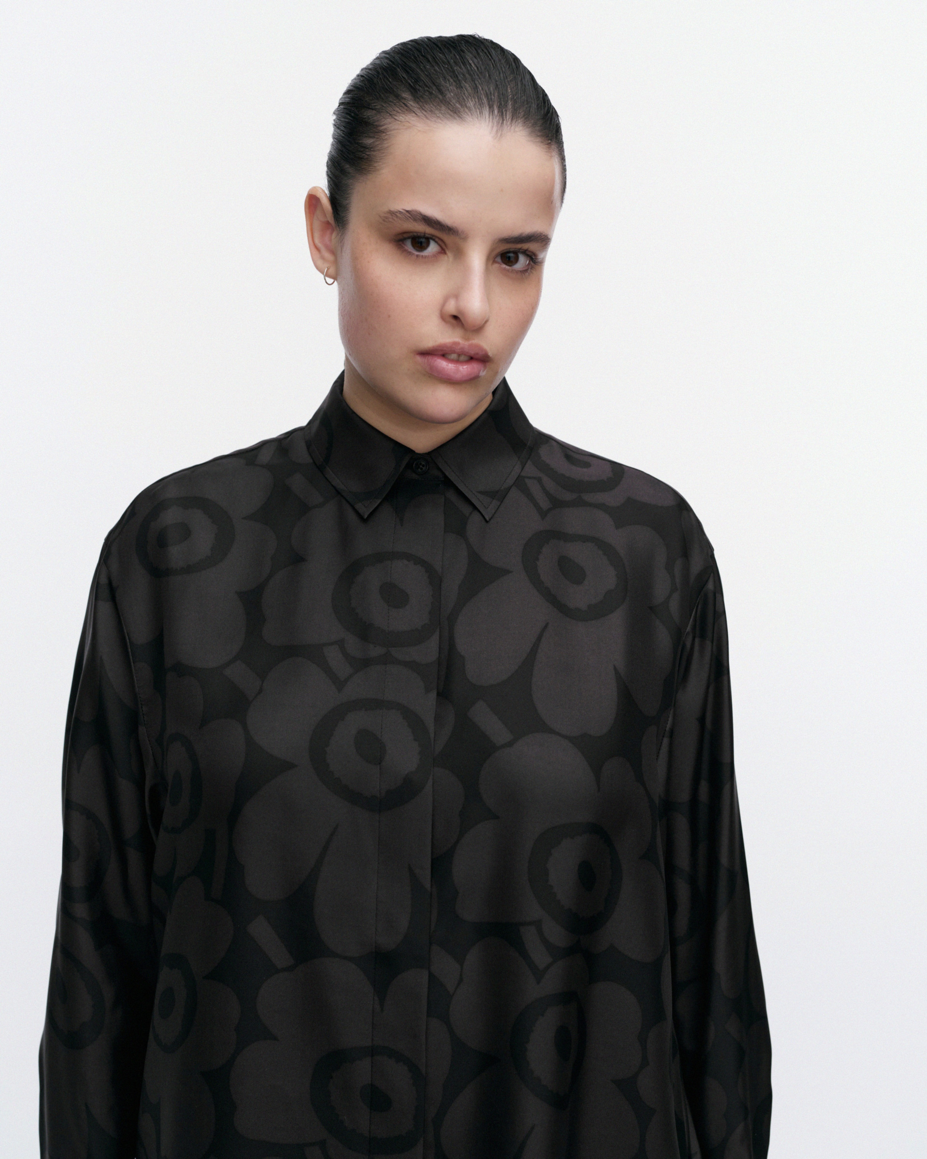 Monesti Unikko, Silk shirt, black, dark grey,
