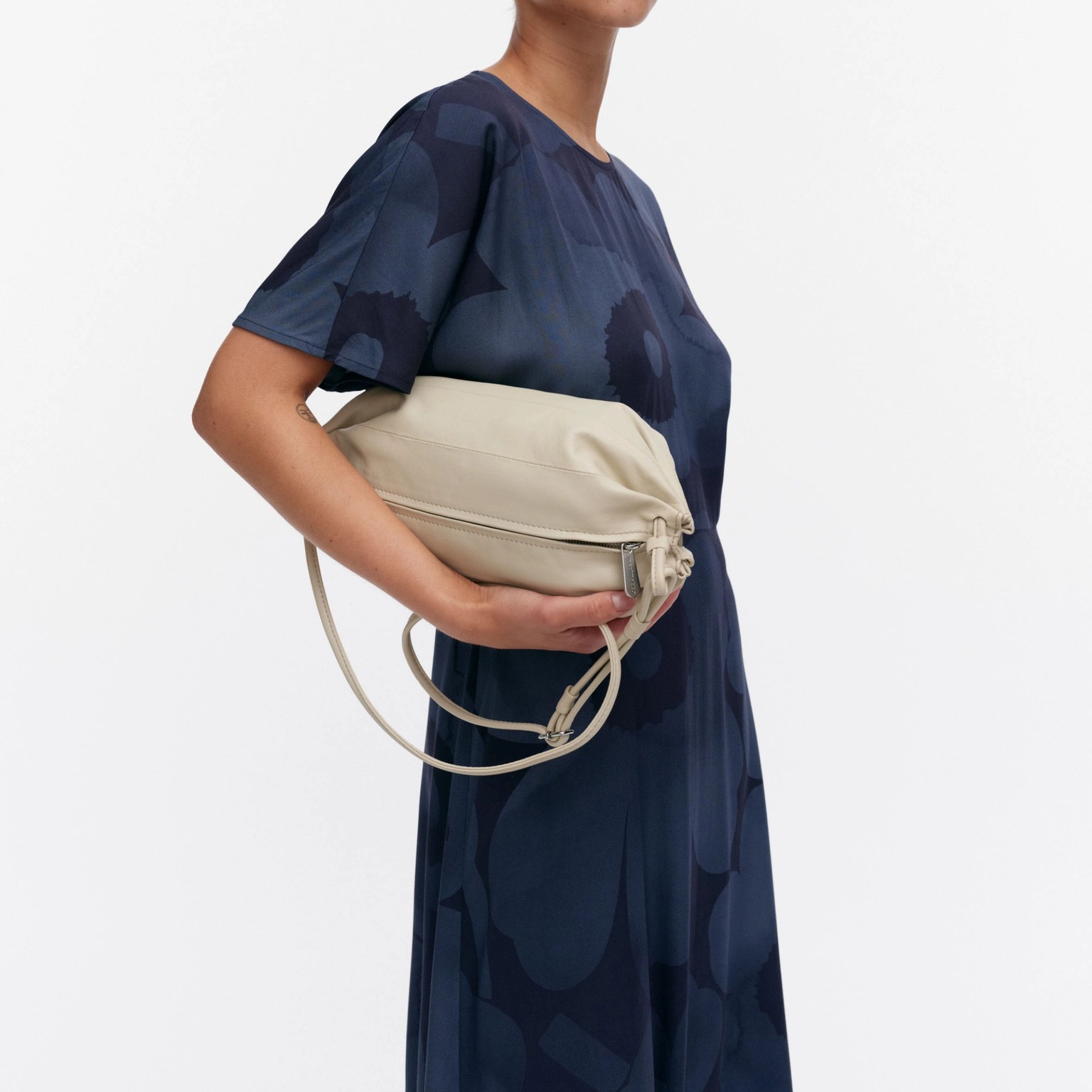 Model holding Karla Shoulder bag light beige.