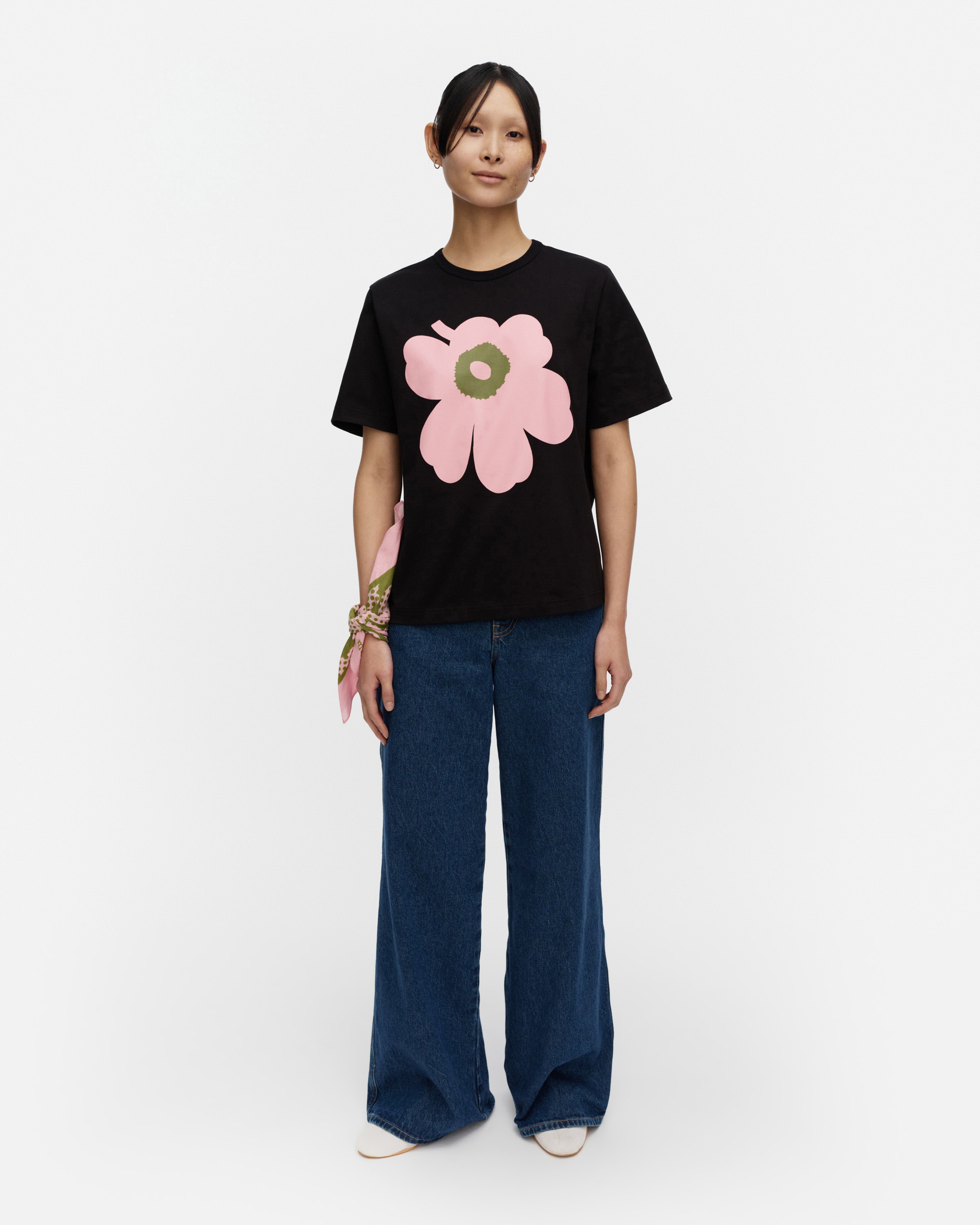 Erna Unikko Placement, Kioski t-shirt, black, light pink, green,