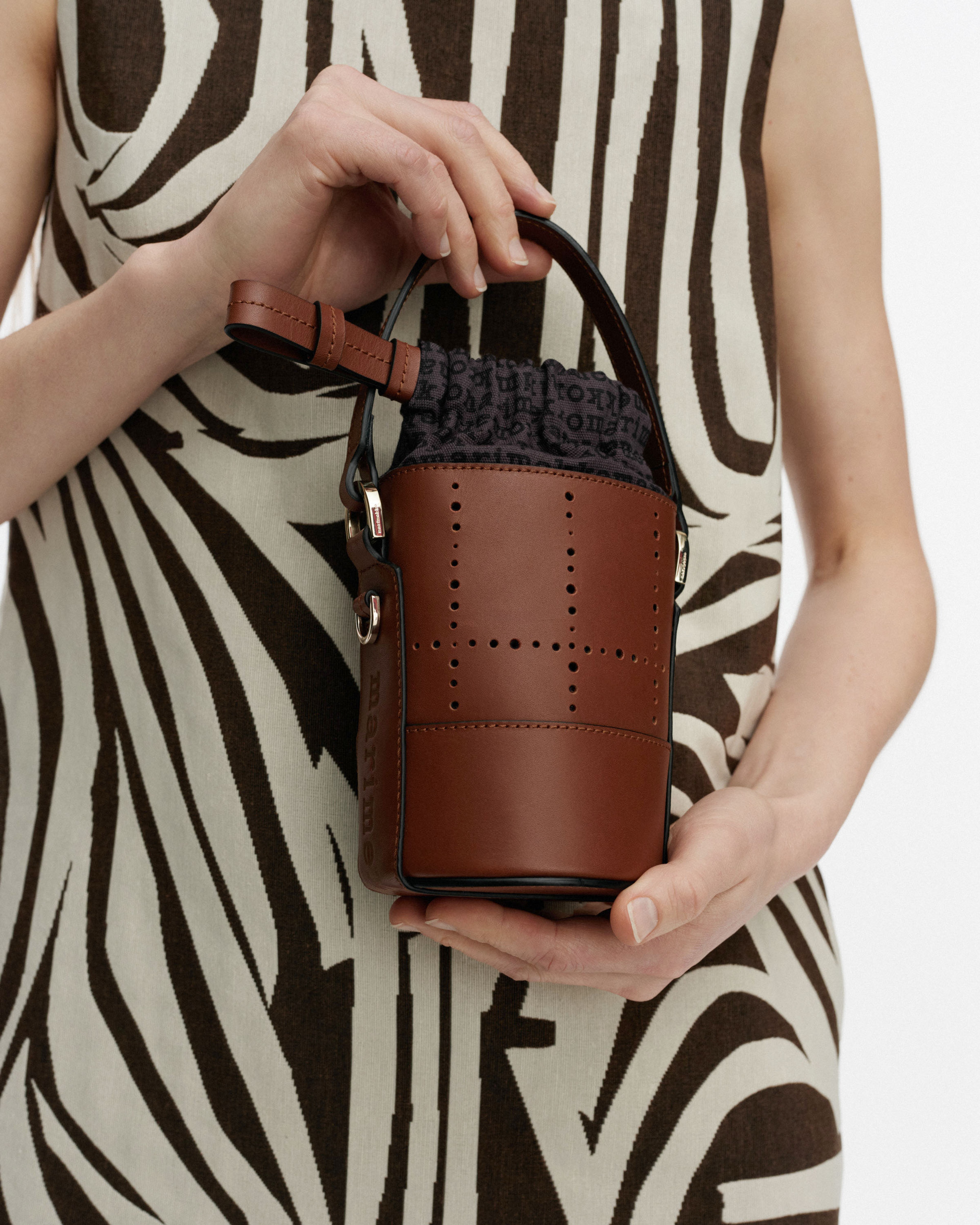 Imprint Nano Bucket Tiiliskivi Shoulder bag