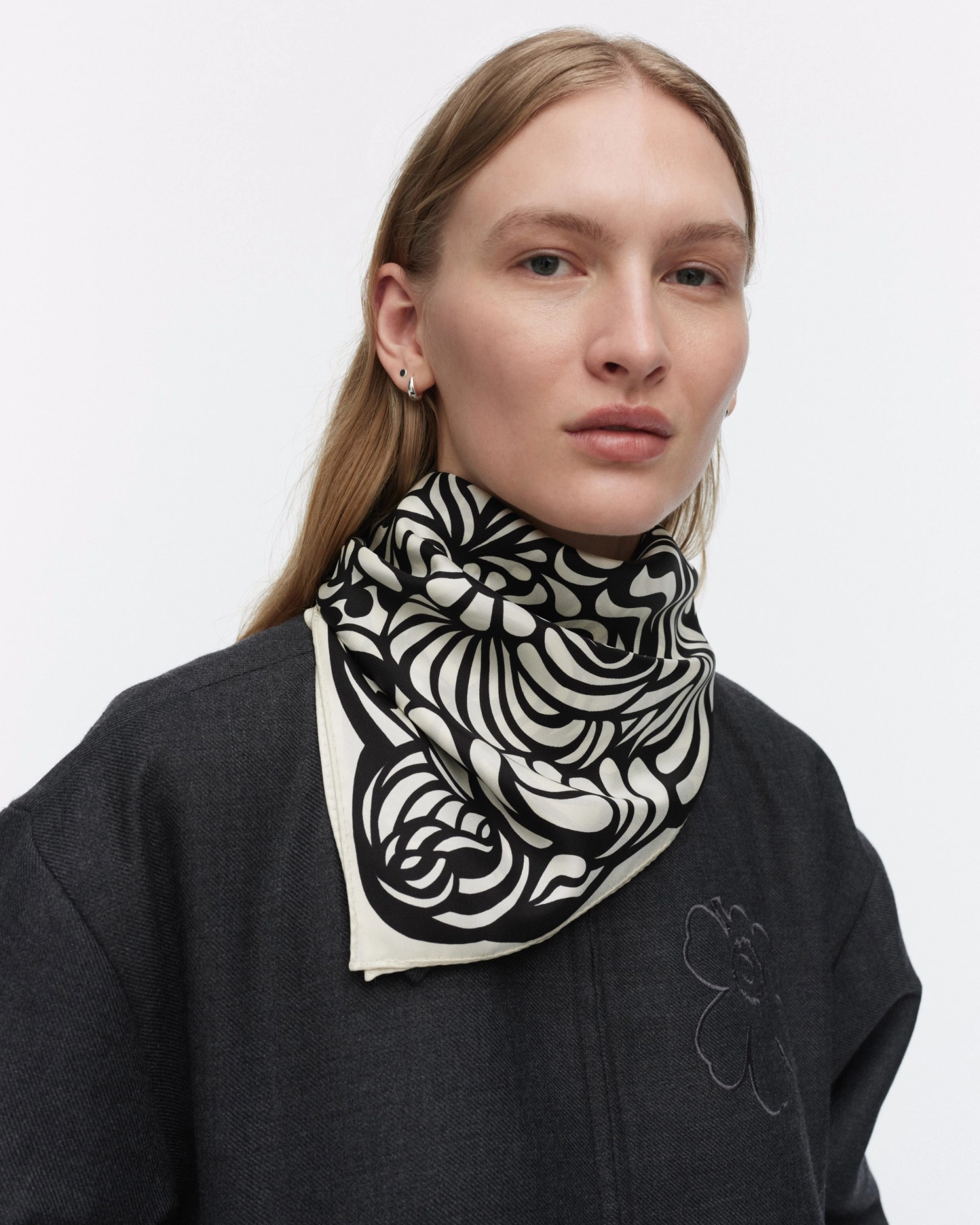 Lauhtua Sunnuntai, Scarf, off white, black,