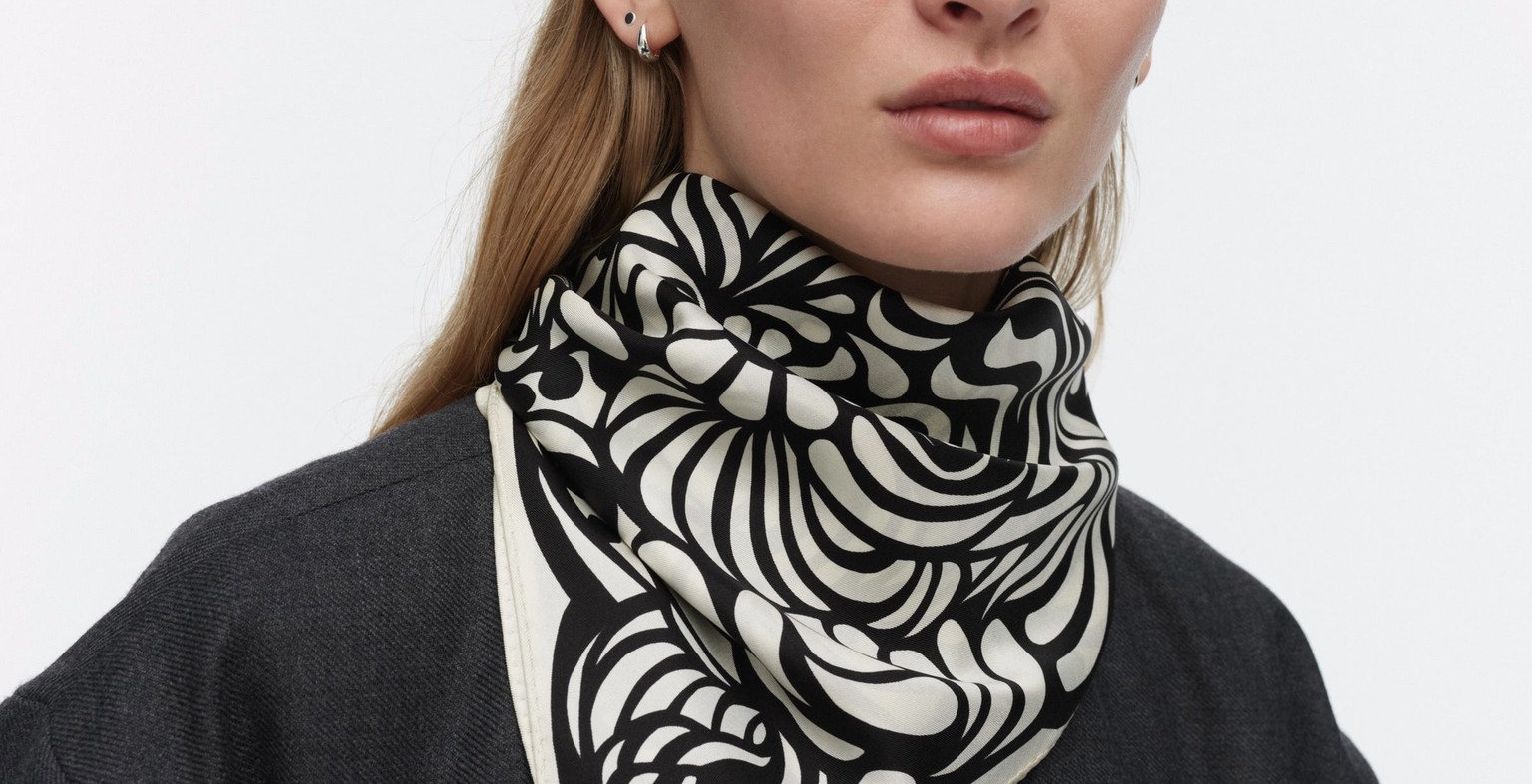 Model wearing Lauhtua Sunnuntai Scarf around her neck