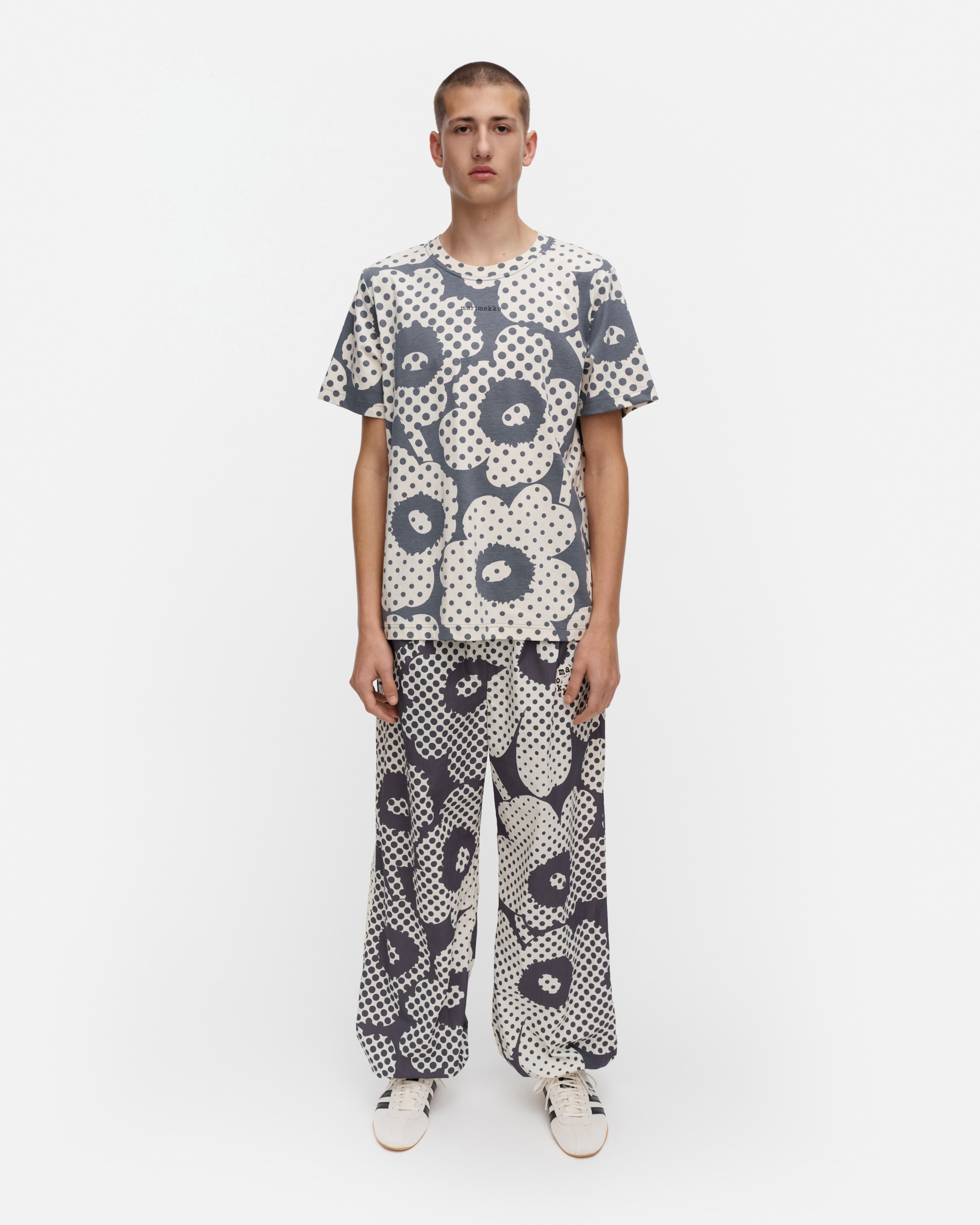 Embla Unikko, T-Shirt „Kioski“, Dunkelgrau, Cremefarben,