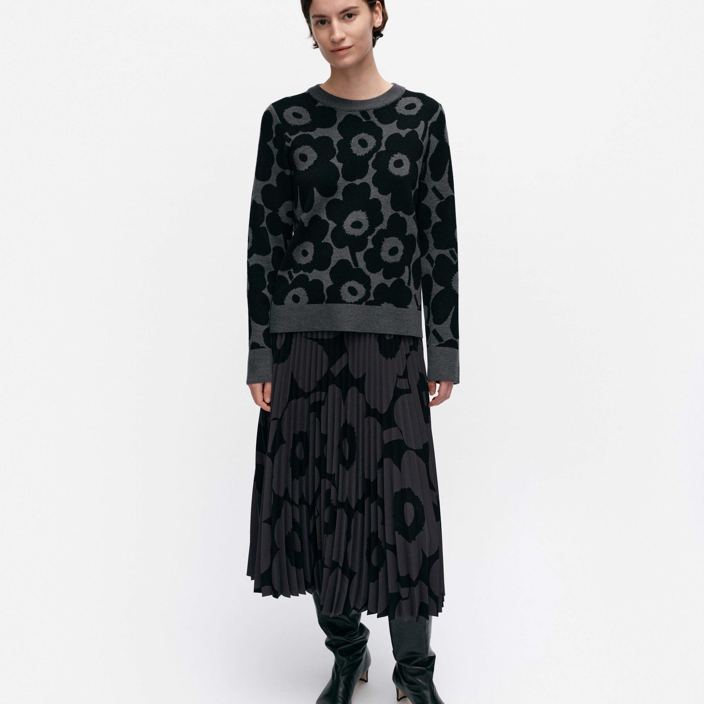 Mallin päällä: Unikko-kuvioinen villapaita.