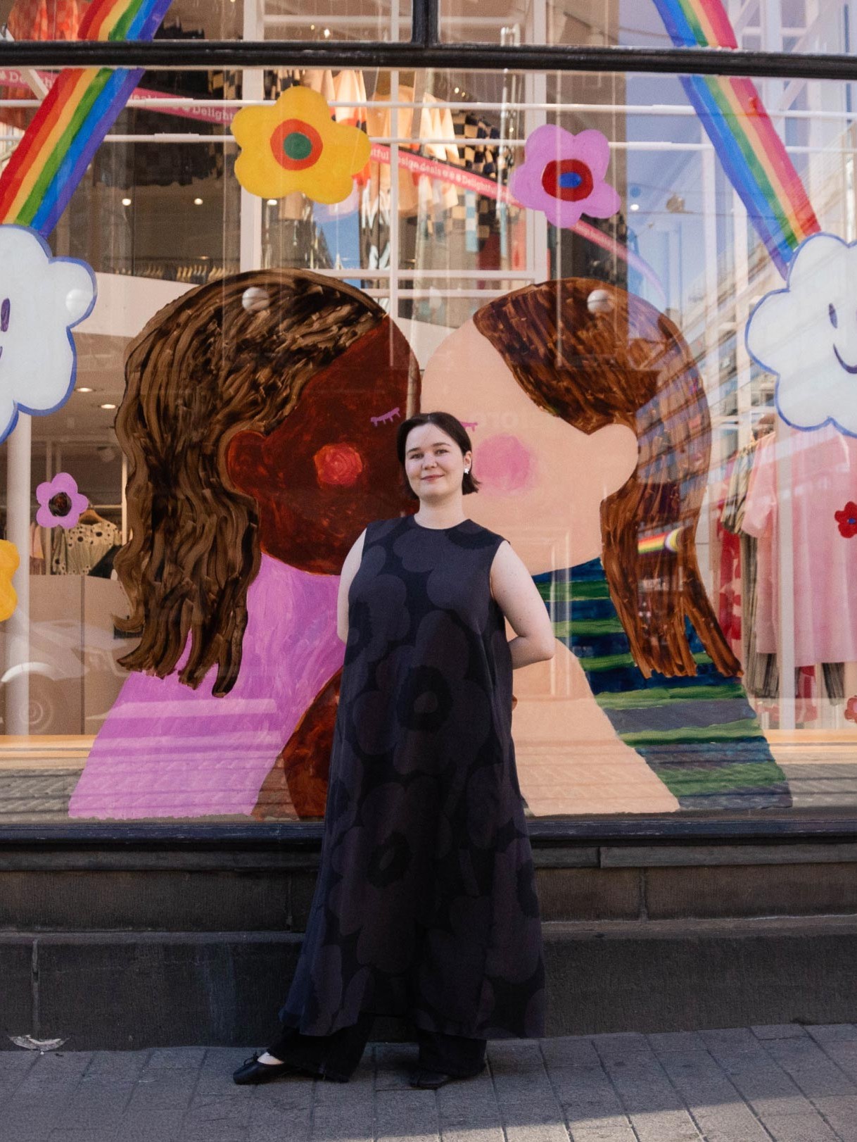 Aleksinkulman Pride taideikkuna ja kuvataiteilija Emma Thomas