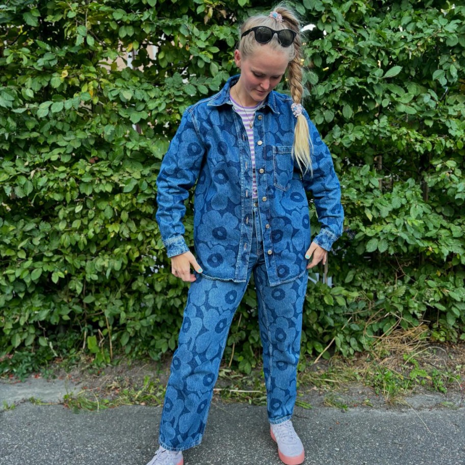 @ett.till.varv trägt ein Maridenim-Shirt und Jeans mit Unikko-Print.