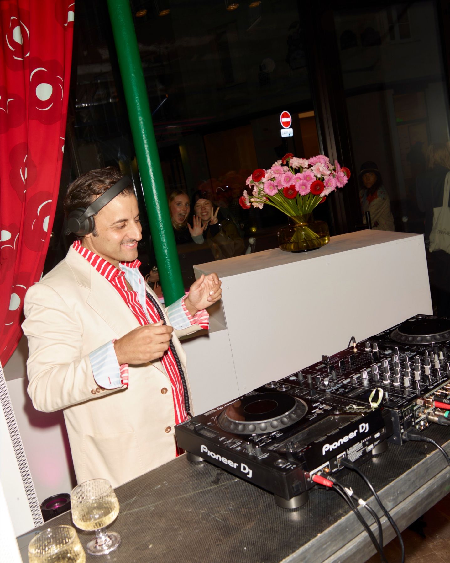 DJ @armannafeei playing music.