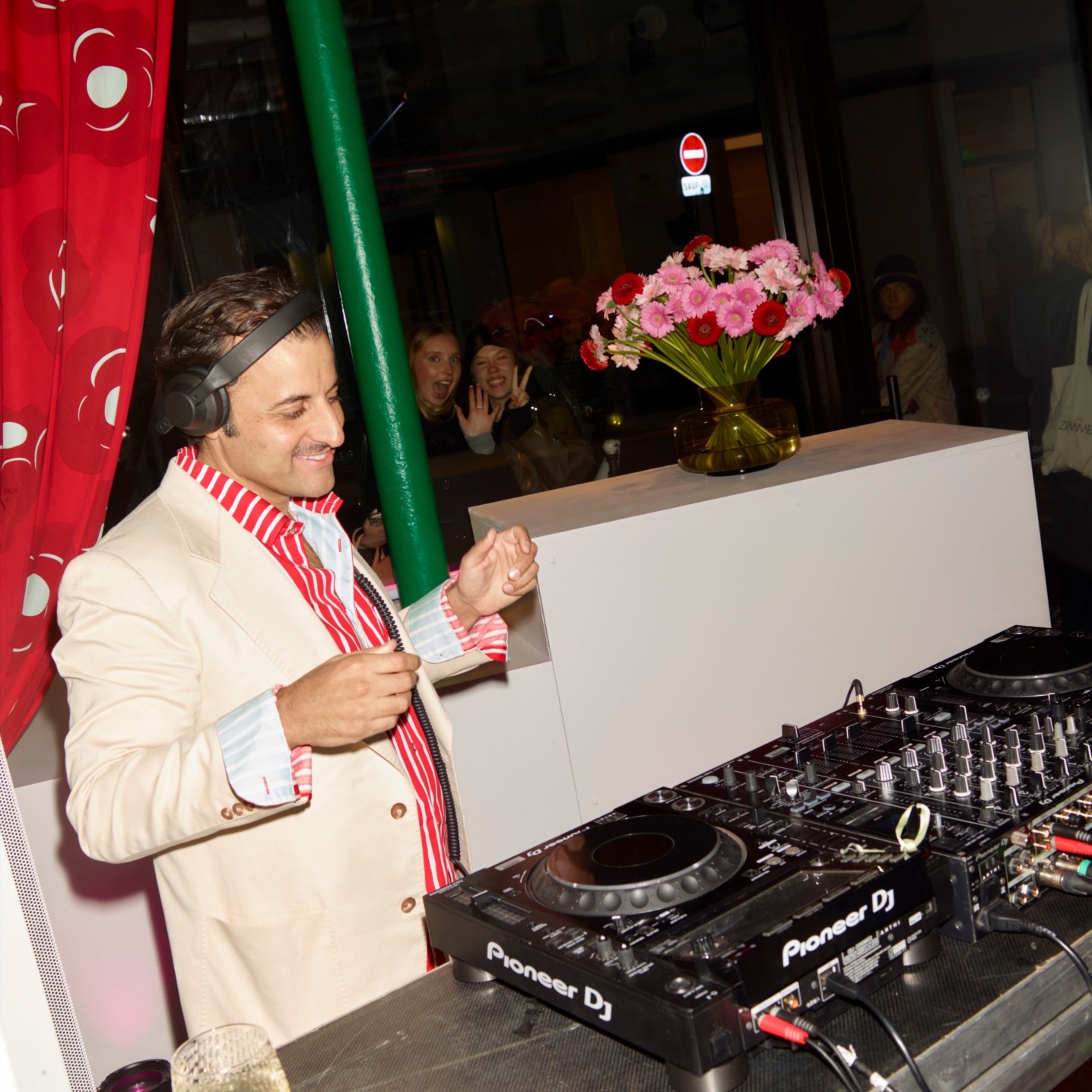 DJ @armannafeei playing music.