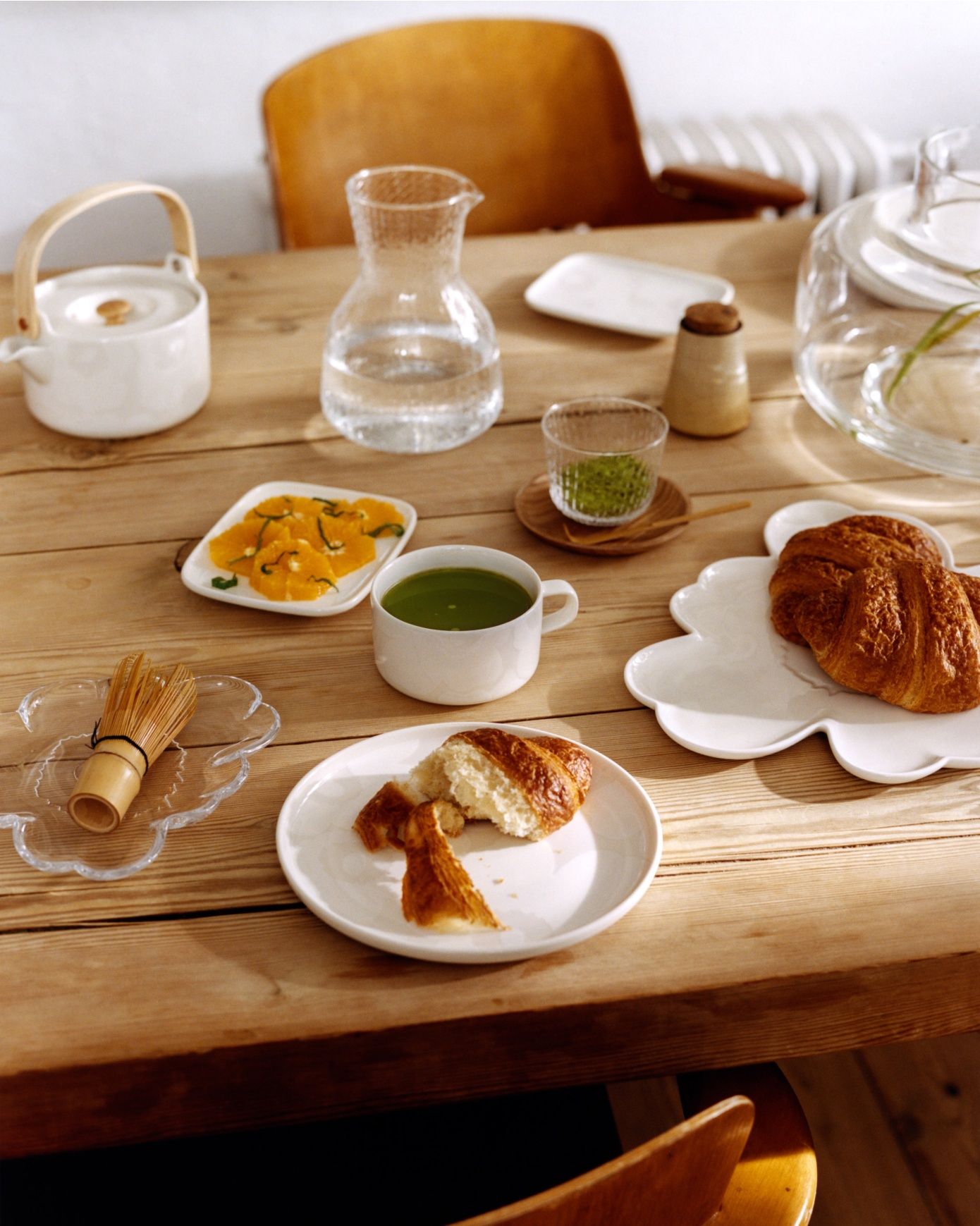 Pöytäkattaus jossa Unikko-muotoinen lautanen ja muita Oiva-astioita.