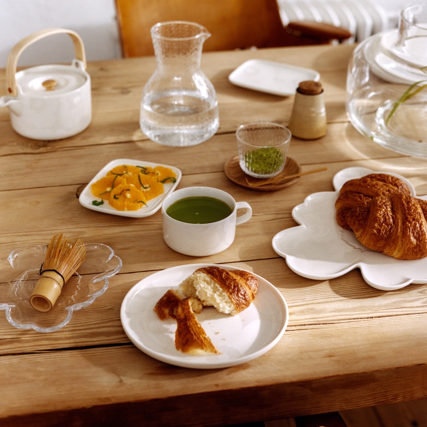 Tablesetting with Unikko-shaped plate and other Oiva ceramics.