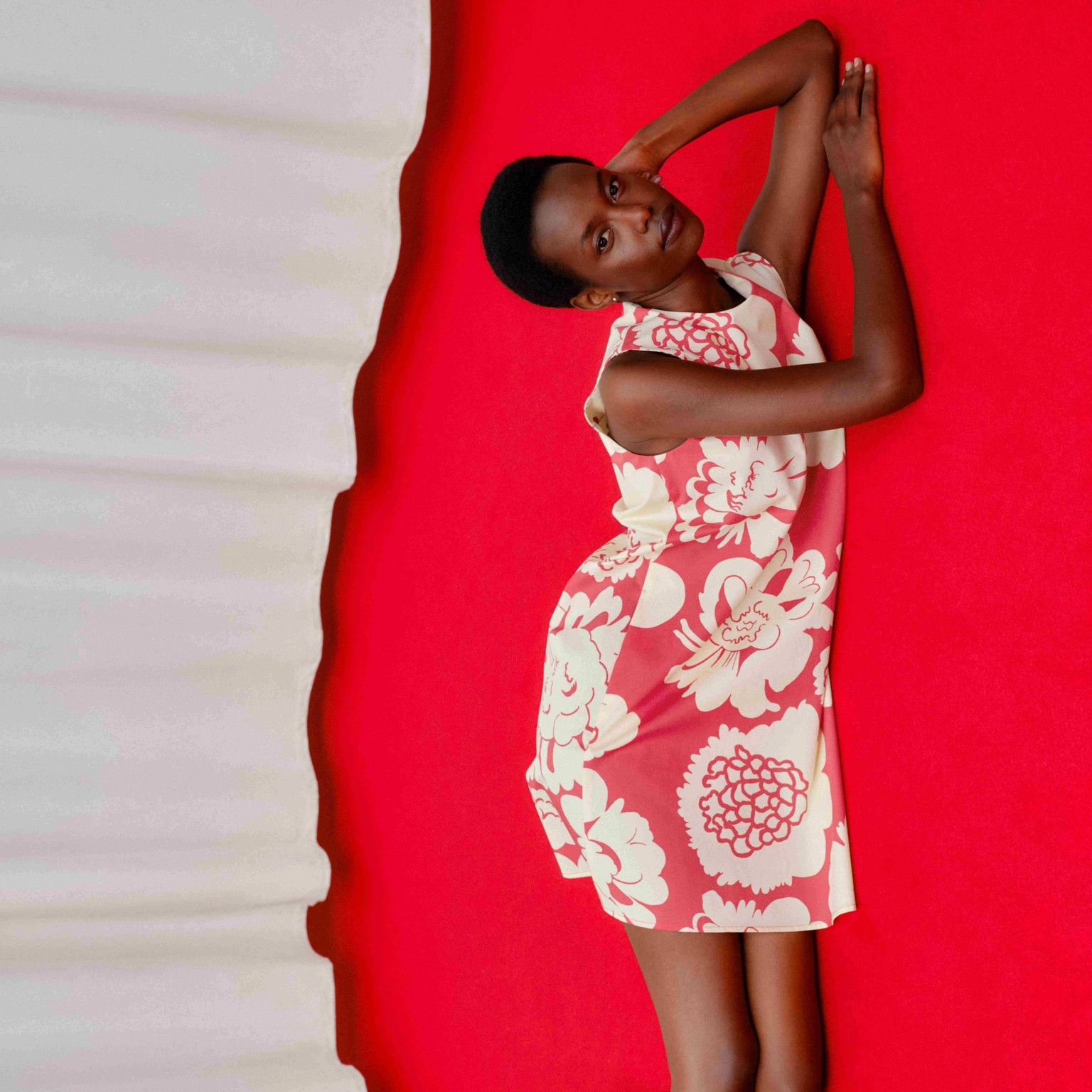 Model wearing Siluetti dress in Pioni print.