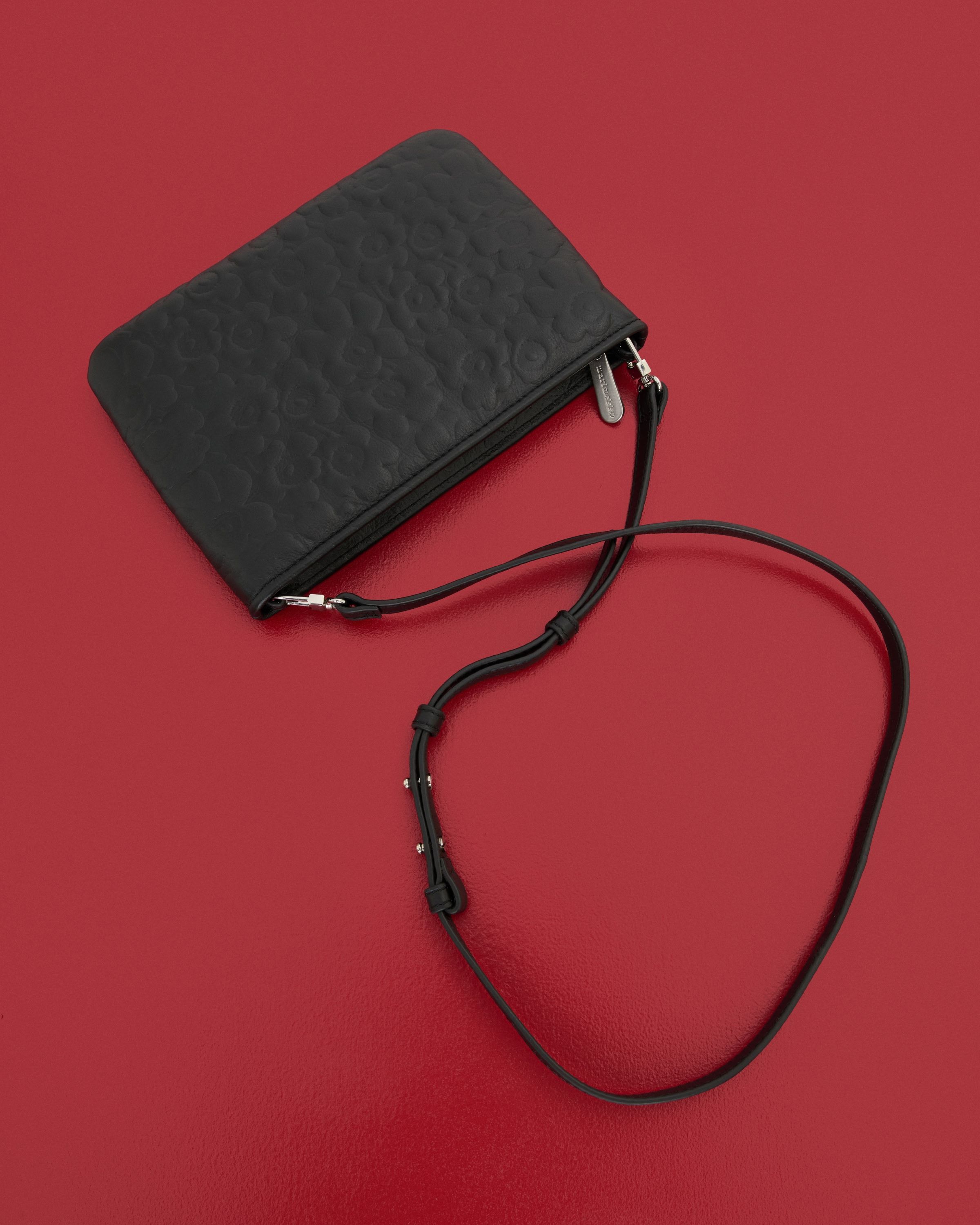 Black Unikko Vieno leather bag on the floor