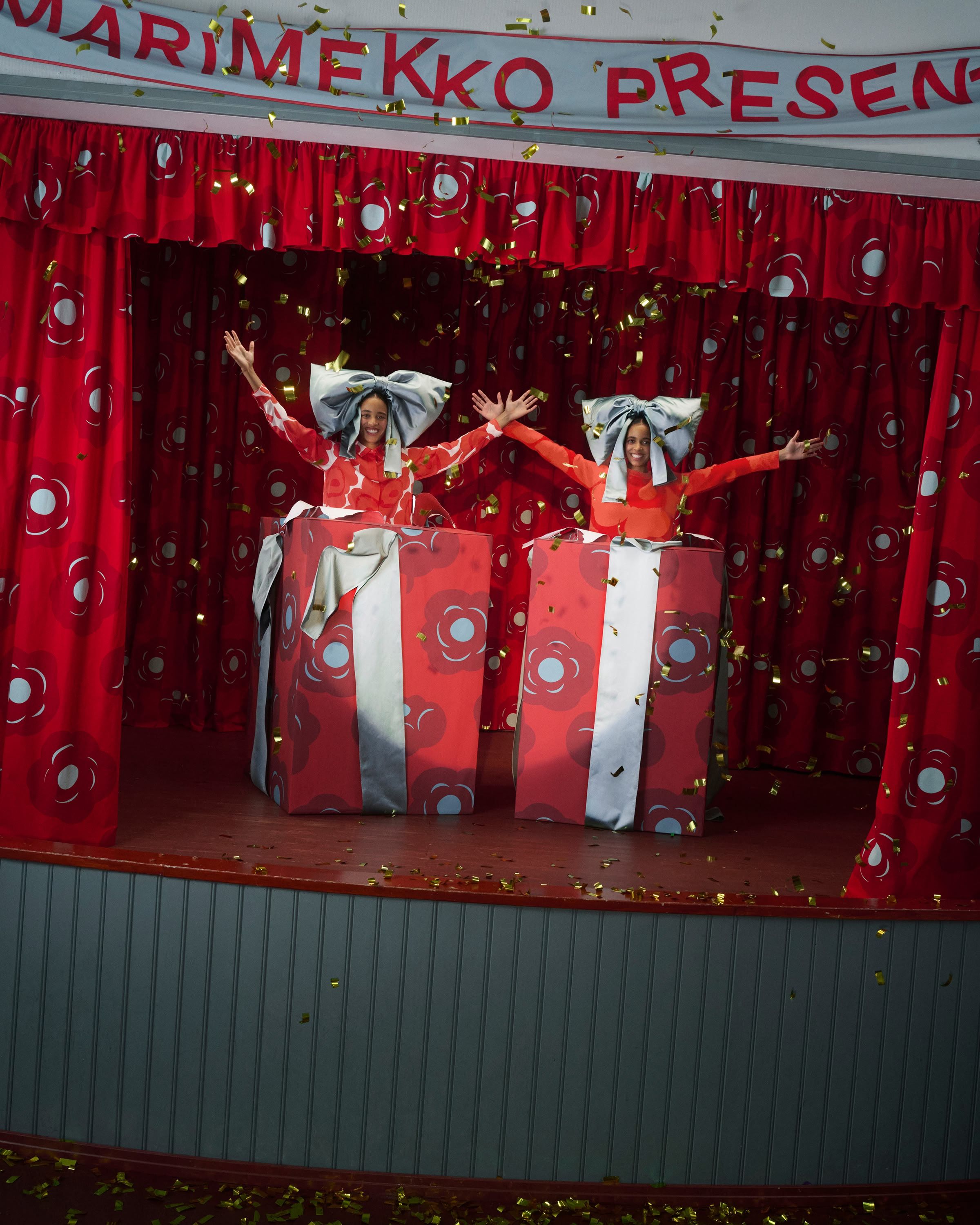 Kaksi mallia hyppäämässä ulos lahjapaketeista.