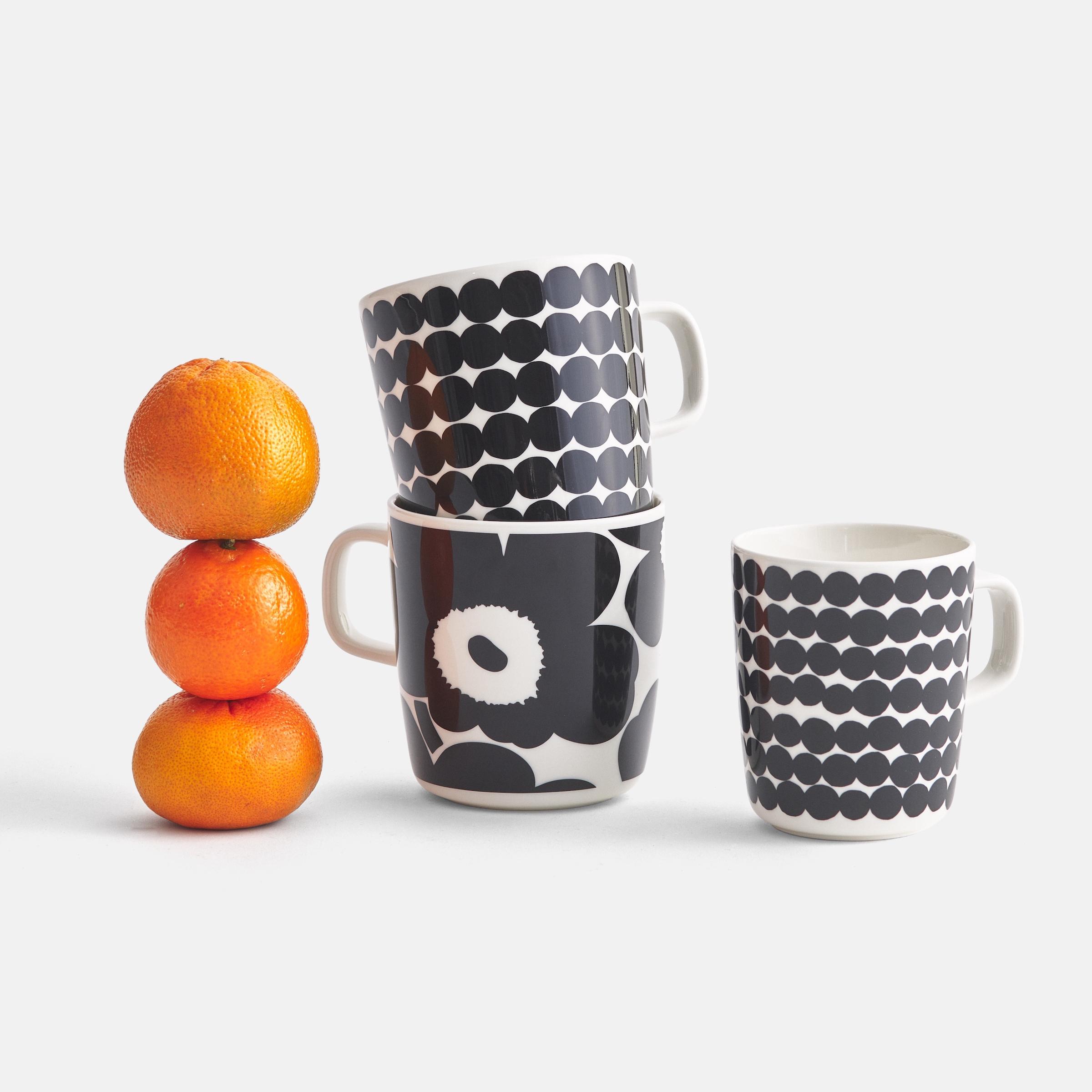 Oiva-mukeja, jossa Unikko- ja Räsymatto-kuvio.