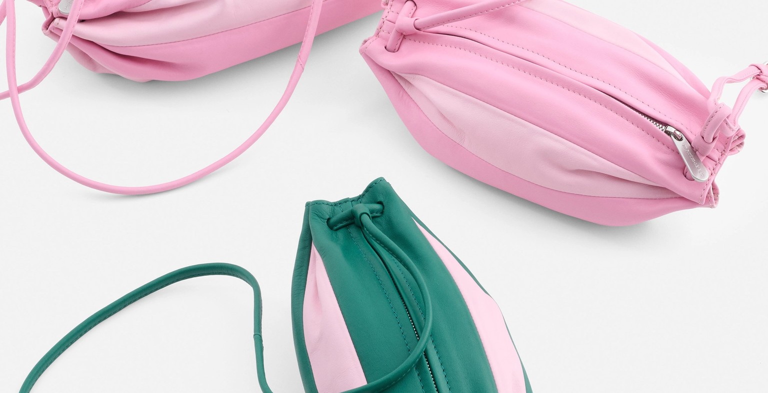 Four different sizes of Karla bags in pink and green tones.